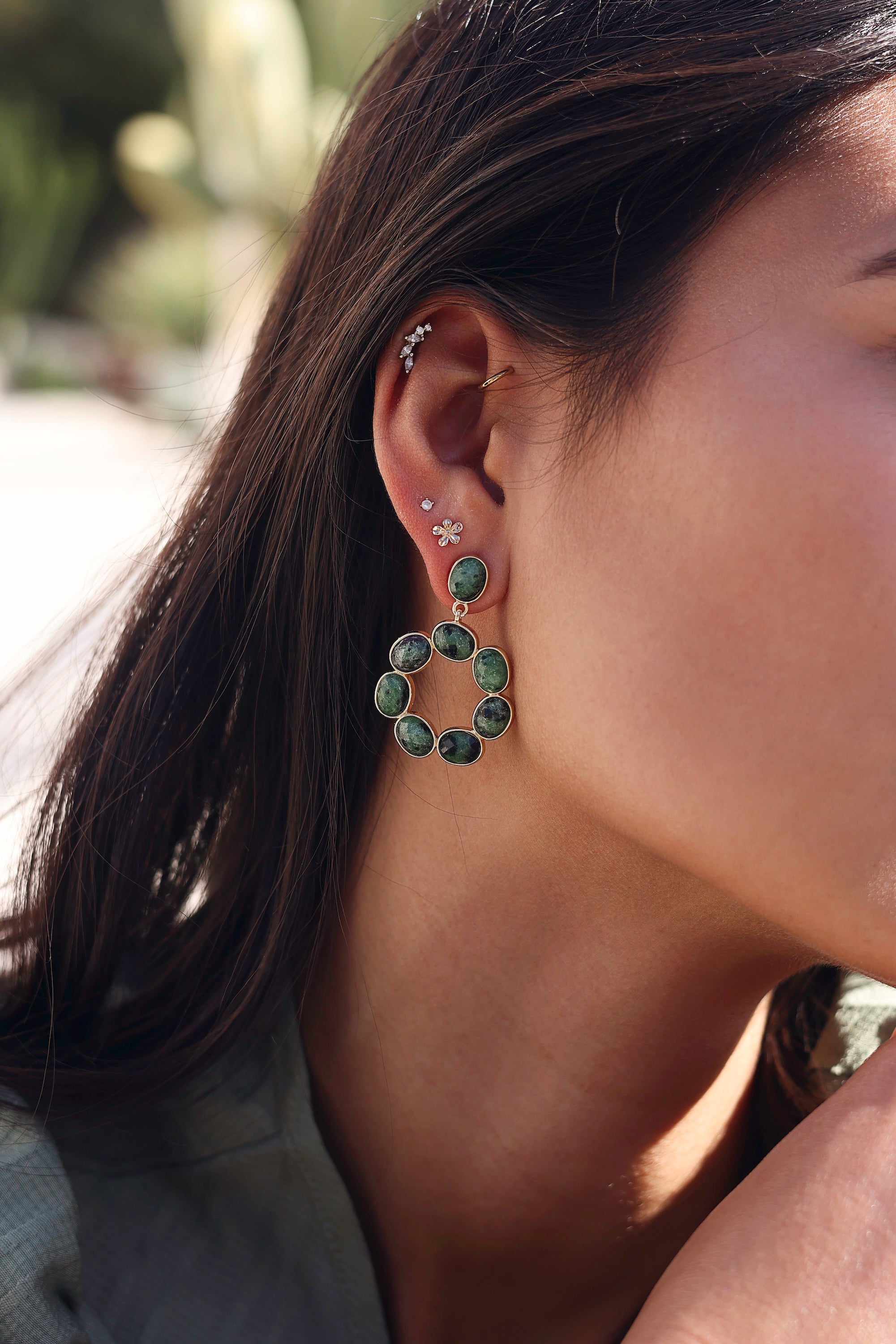 Boucles d'oreilles pendantes dorées Emmie en rubis zoïsite - Bijou porté