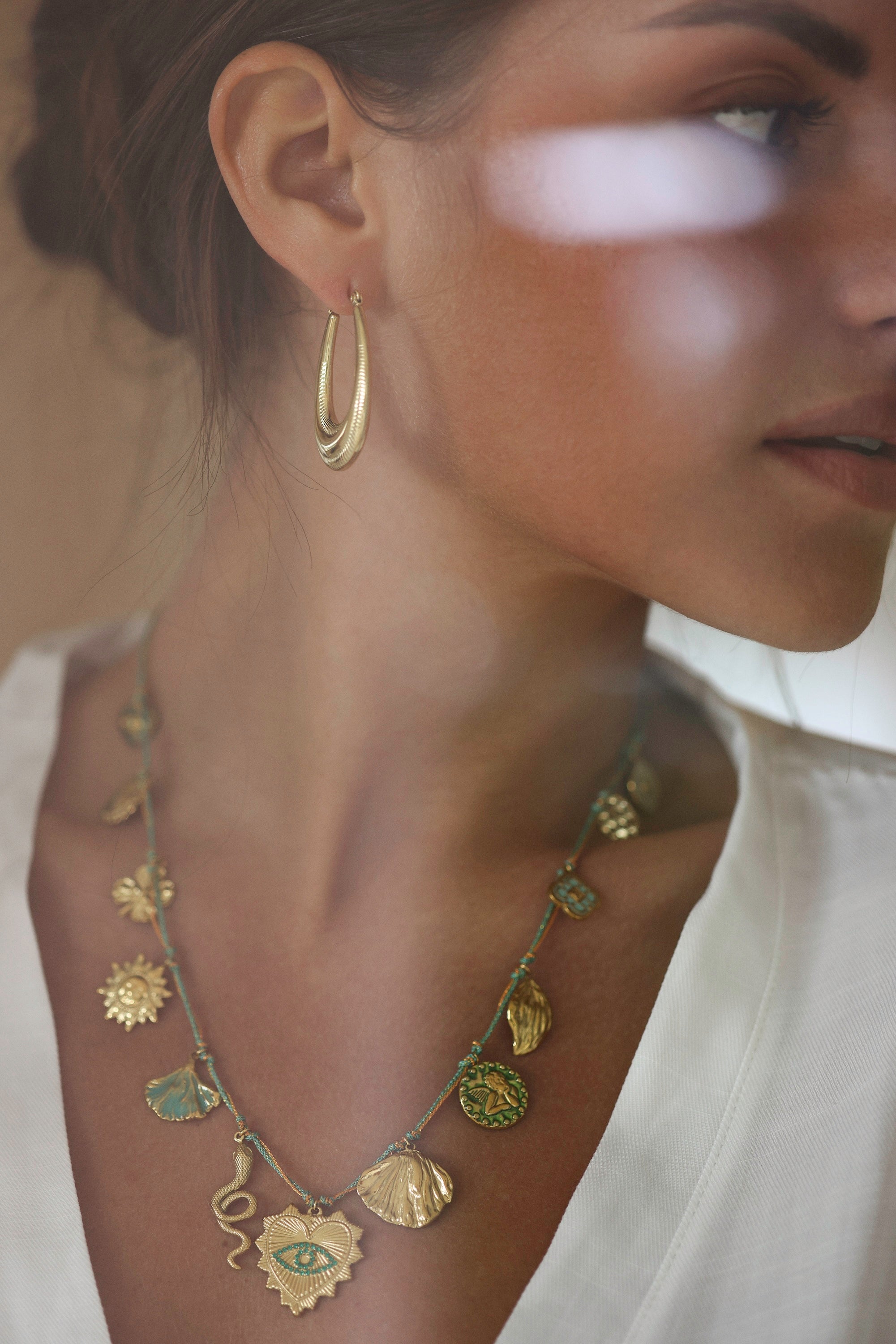 Boucles d'oreilles créoles dorées Fiorella -Bijou porté