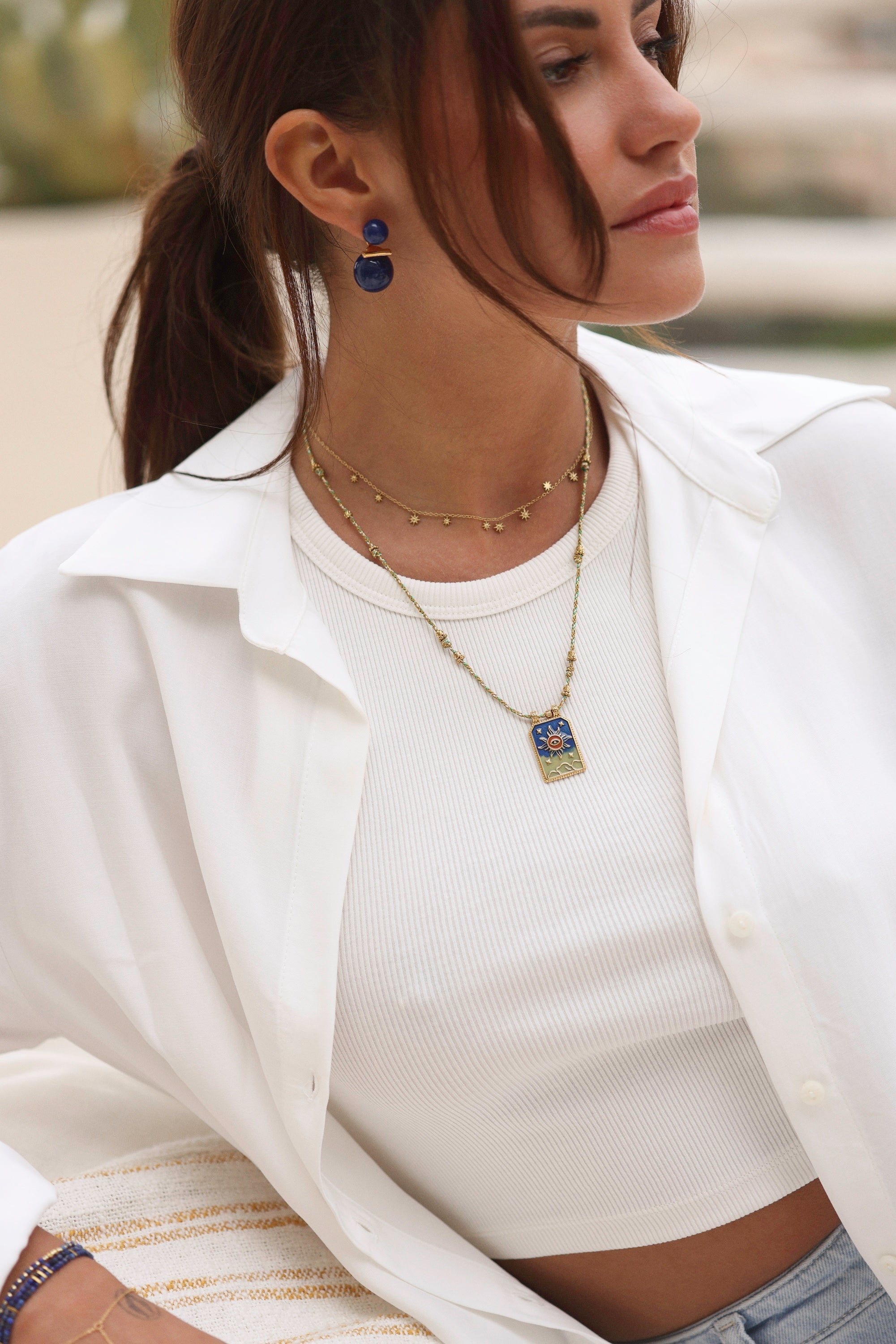 Boucles d'oreilles dorées Kendra bleu portées