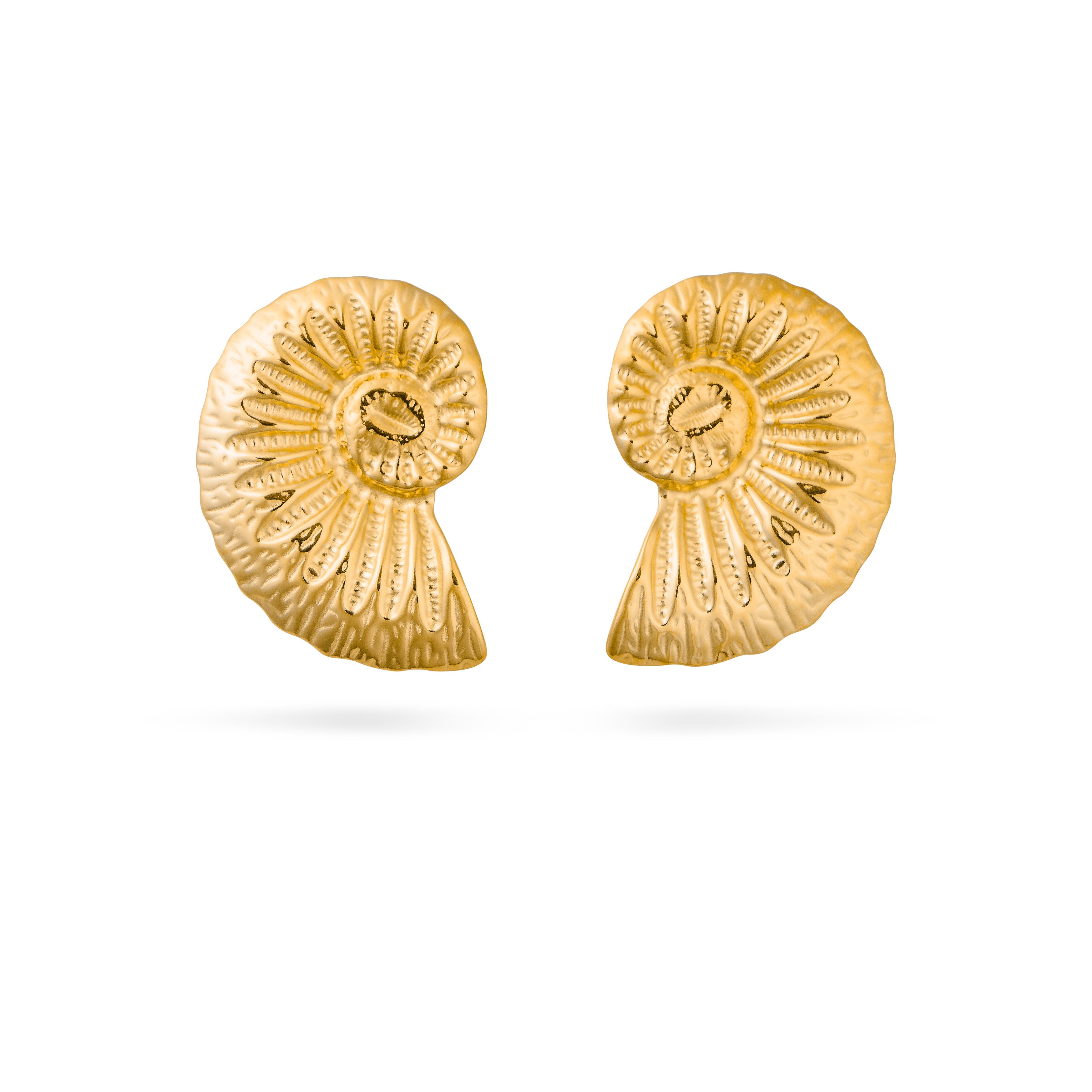 Boucles d'oreilles dorées Larysa coquillage - Bijou photographié sur fond blanc