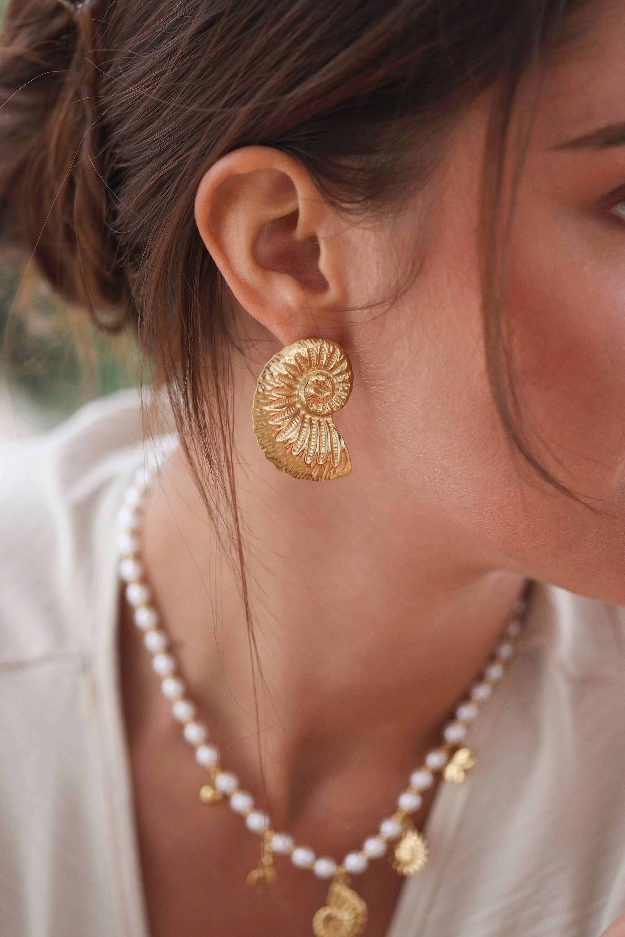 Boucles d'oreilles dorées Larysa portées