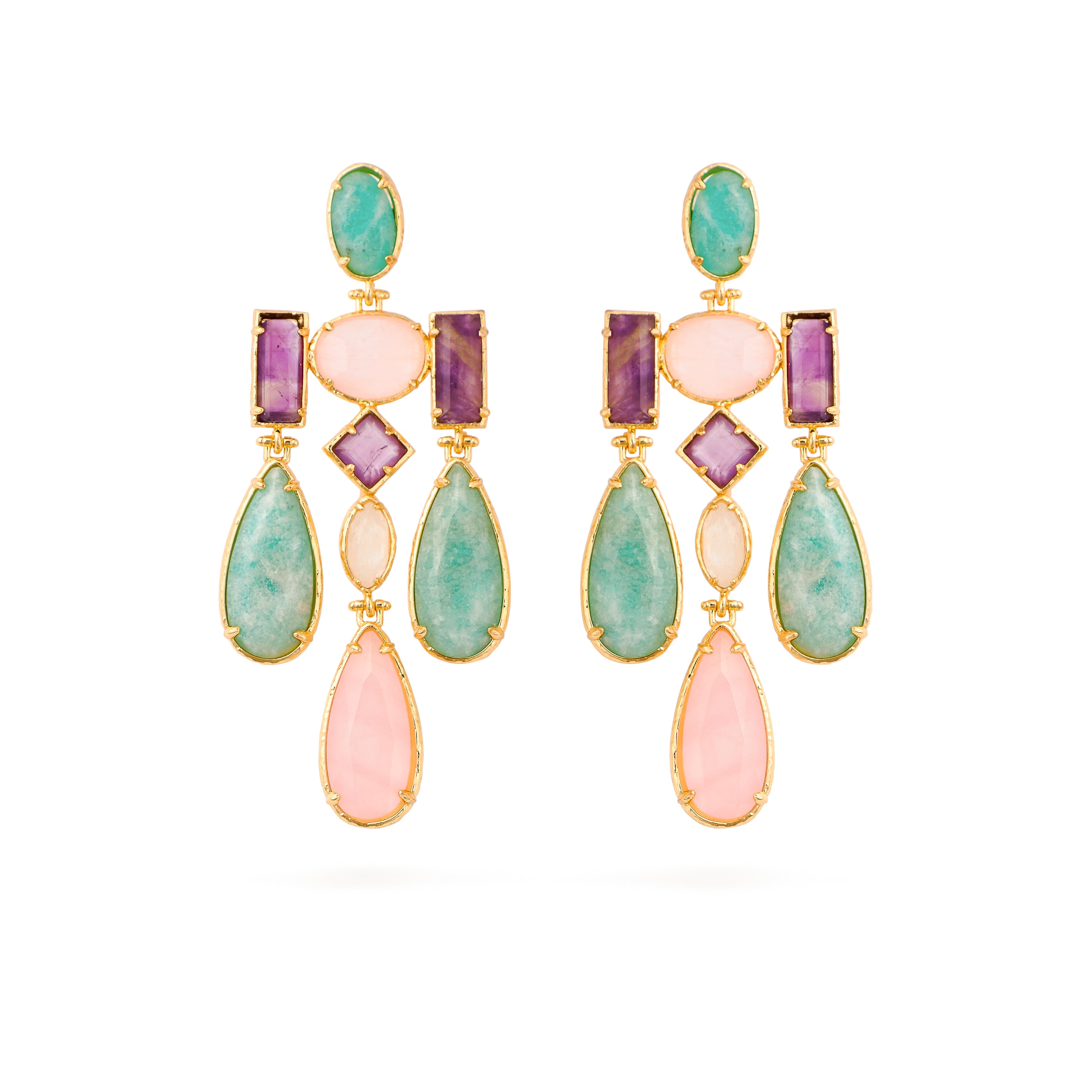 Boucles d'oreilles dorées pendantes empierrées - Bijou photographié sur fond blanc
