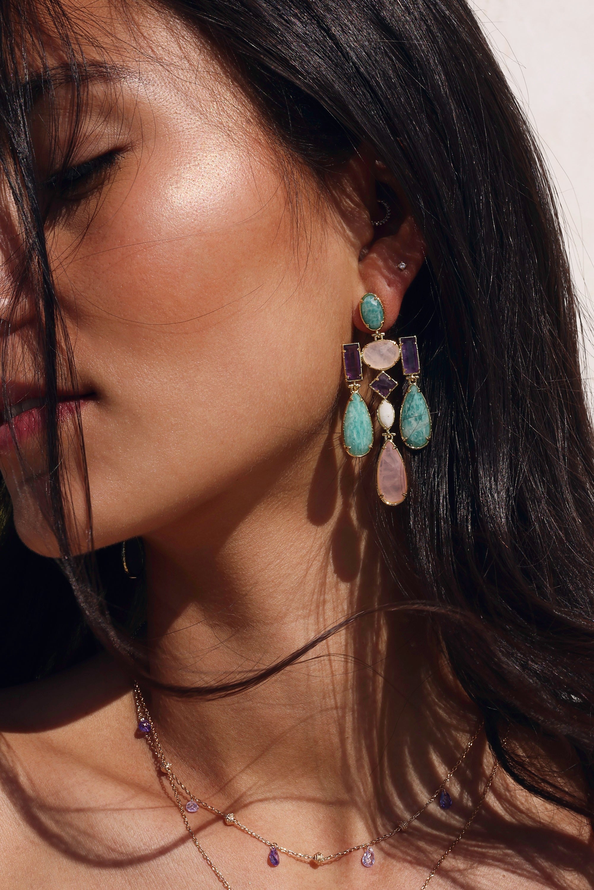 Boucles d'oreilles dorées pendantes empierrées - Bijou porté