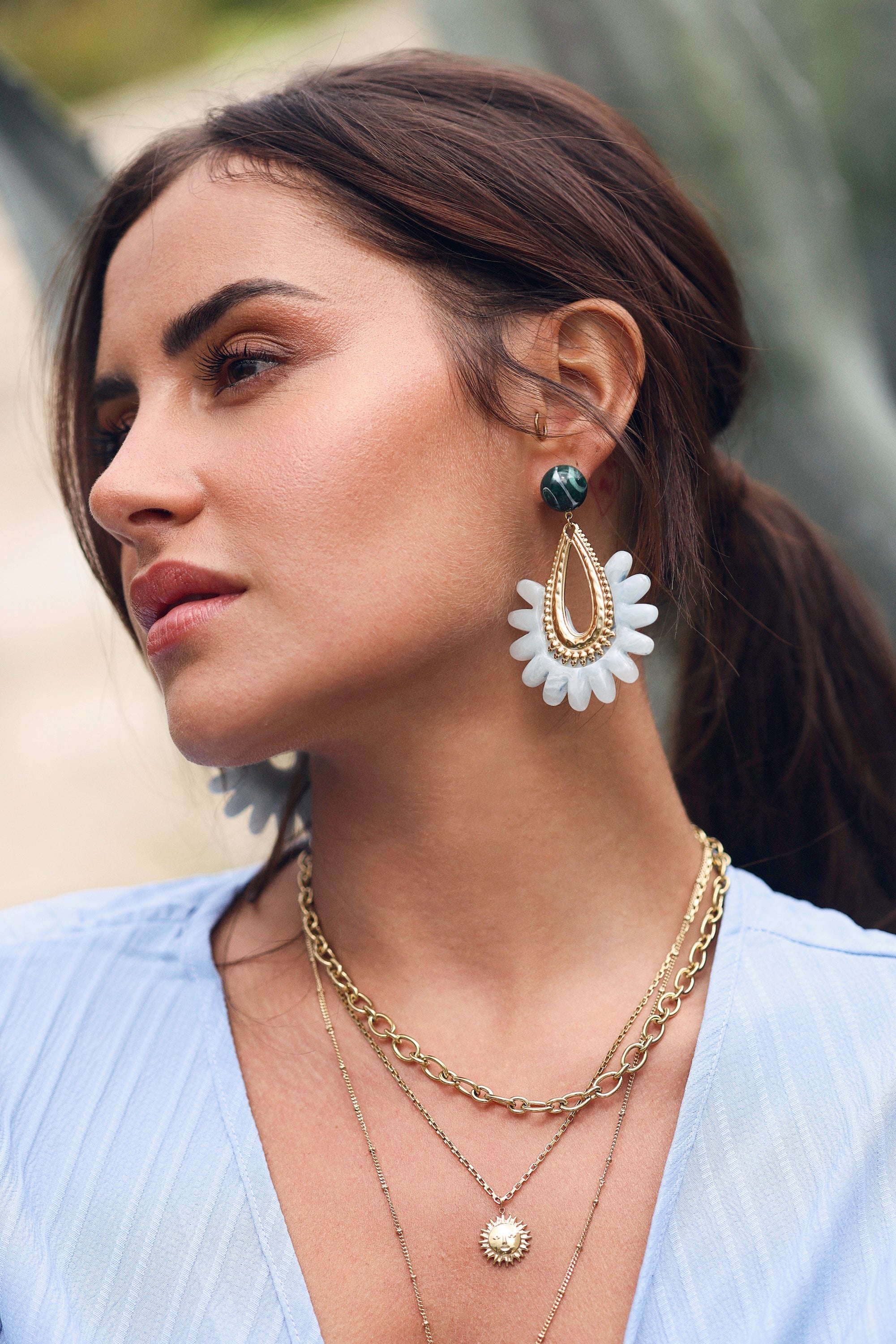 Boucles d'oreilles pendantes dorées Letizia bleu portées