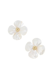 Boucles d'oreilles dorées Melanie puces fleurs en nacre - Bijou photographié sur fond blanc