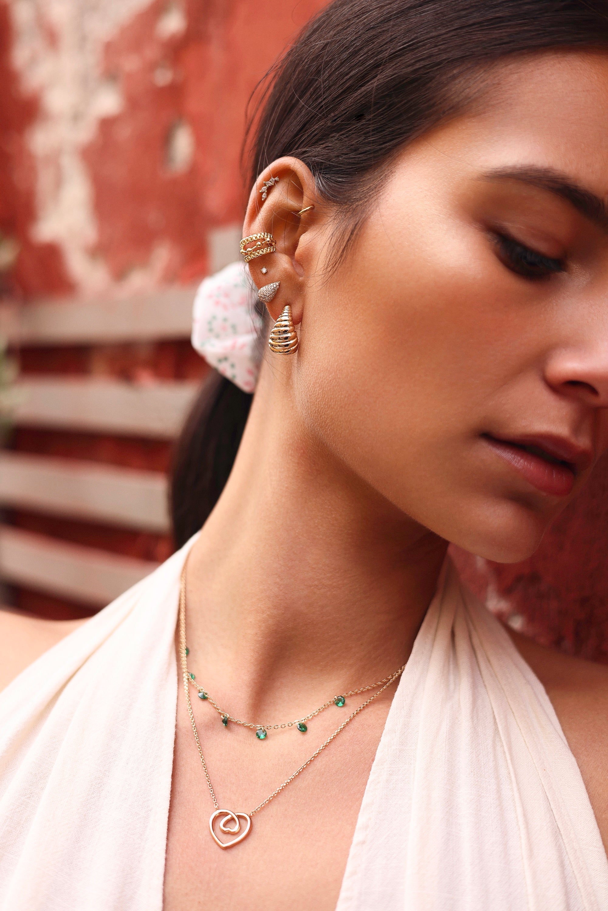 Boucles d'oreilles puces dorées Mini Yoko Zircons - Bijou porté