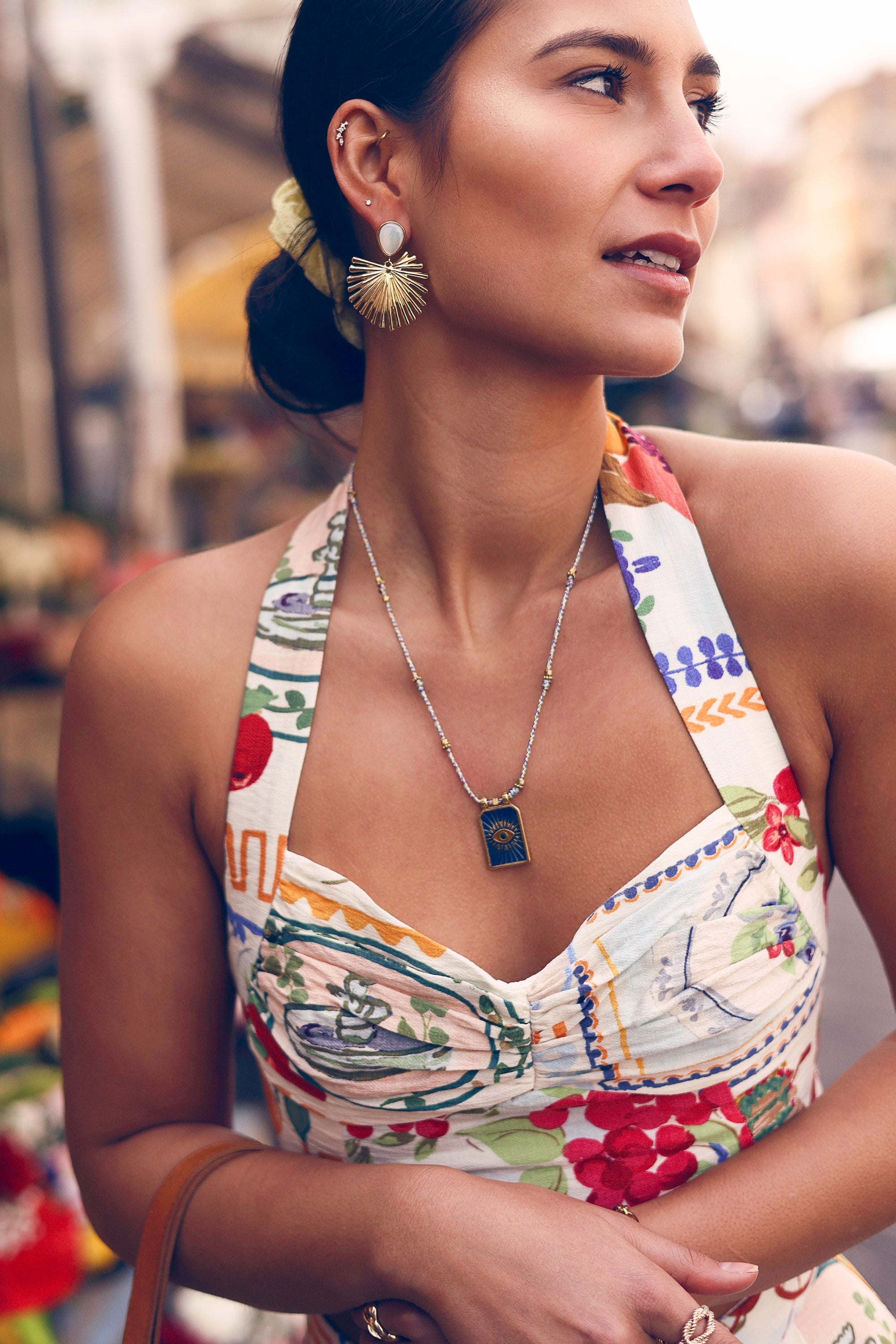 Boucles d'oreilles pendantes dorées Naïa nacre - Bijou porté
