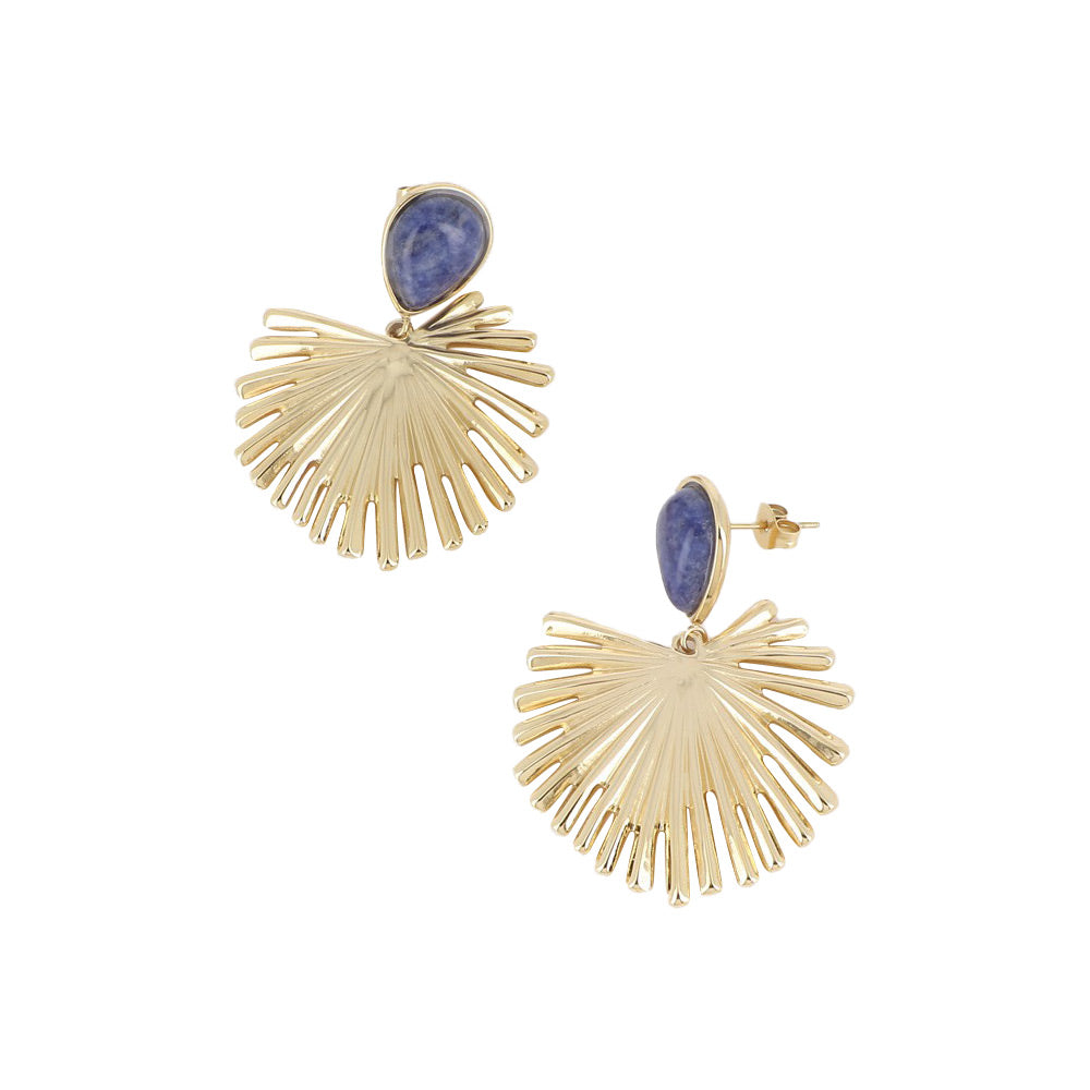 Boucles d'oreilles pendantes dorées Naïa sodalite - Bijou photographié sur fond blanc