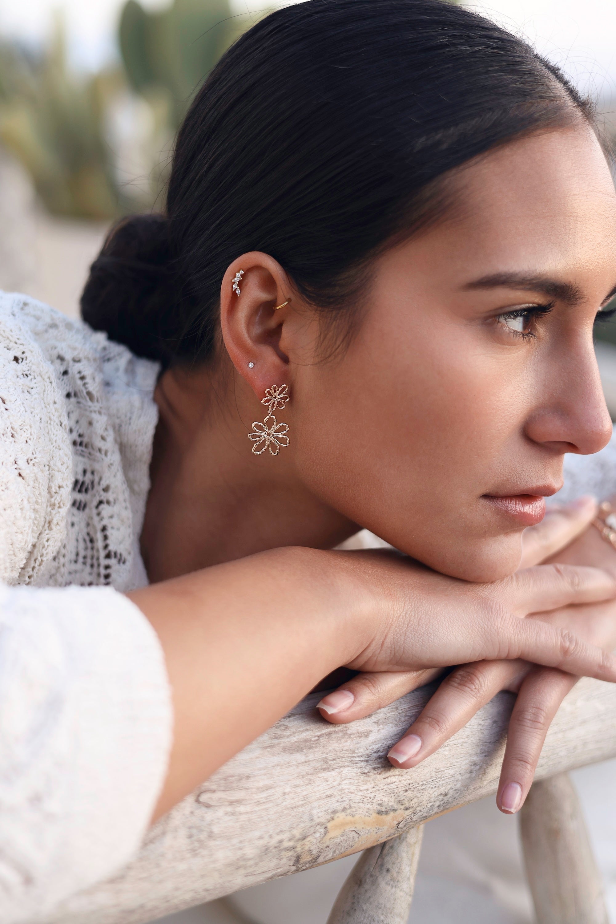 Boucles d'oreilles dorées Naja fleurs - Bijou porté