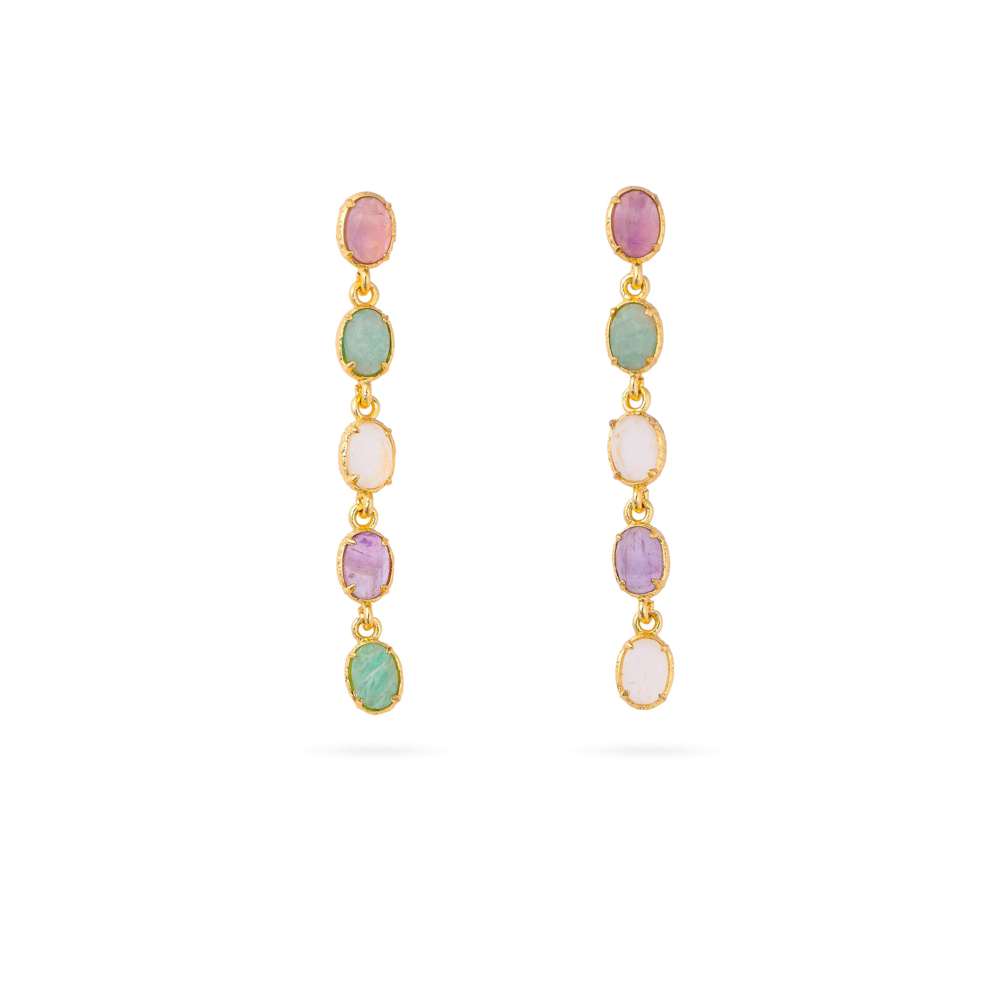 Boucles d'oreilles pendantes Olha violet - Bijou photographié sur fond blanc