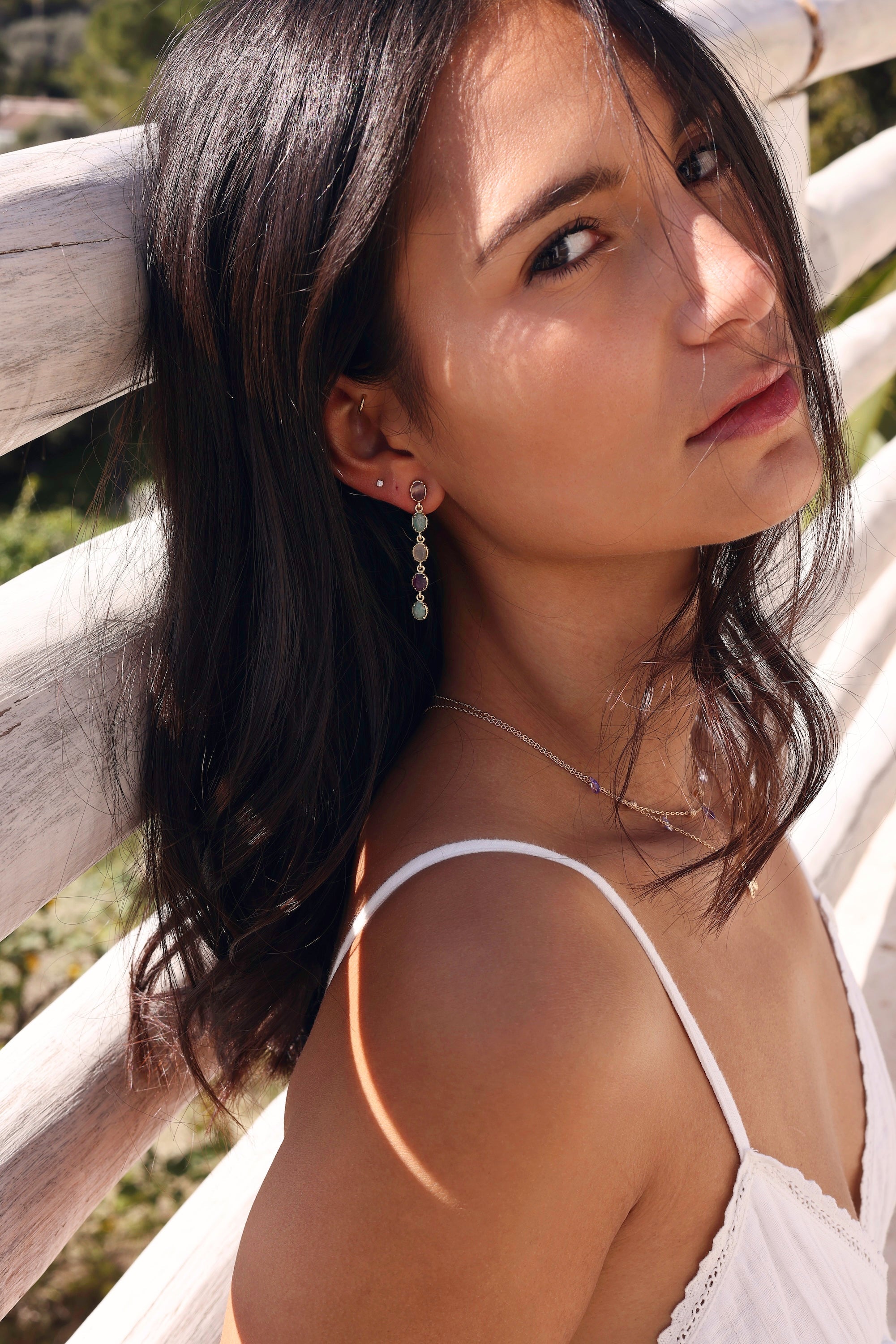 Boucles d'oreilles pendantes Olha violet - Bijou porté