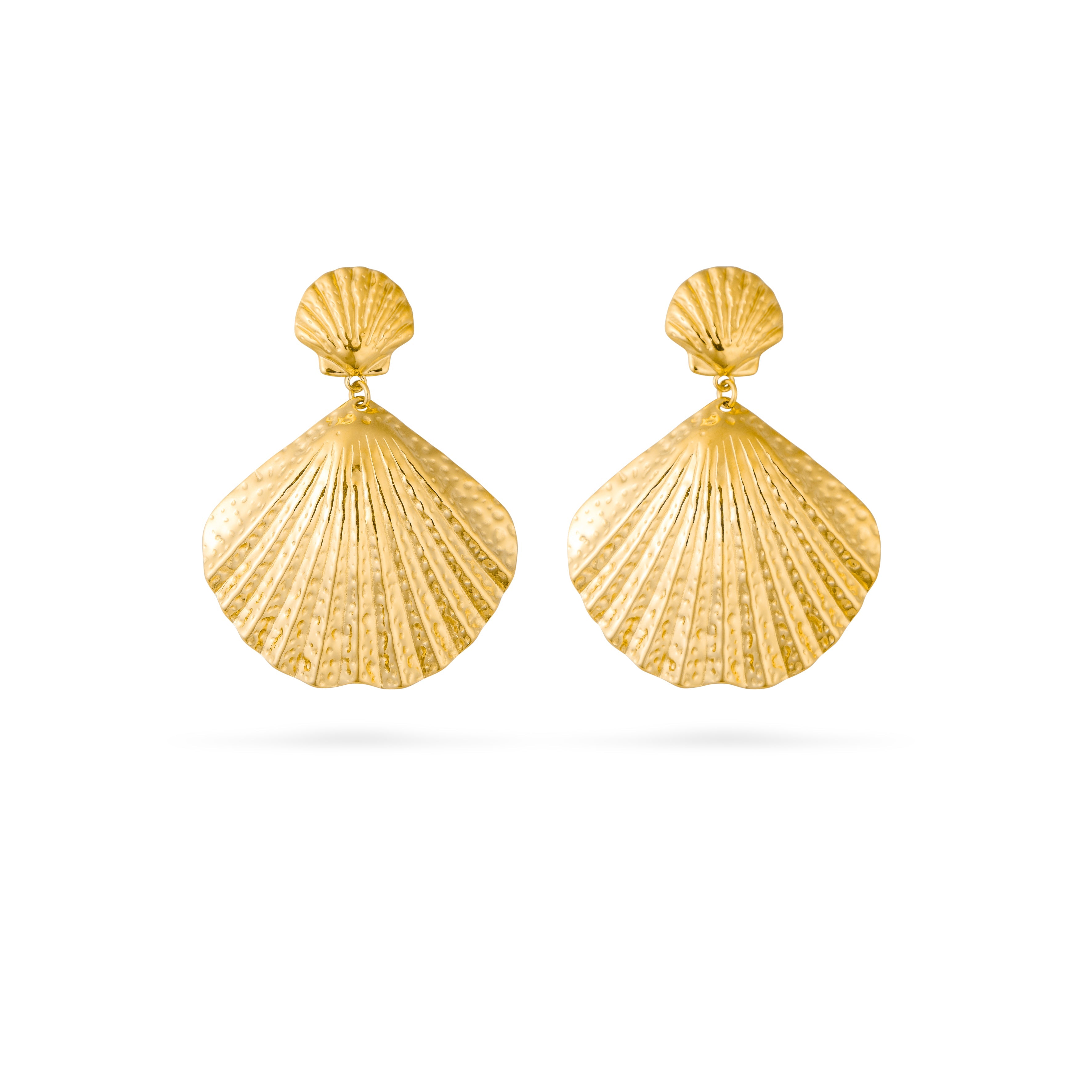 Boucles d'oreilles dorées Elyos - Bijou photographié sur fond blanc