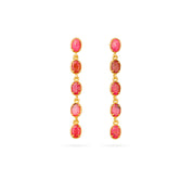 Boucles d'oreilles pendantes dorées Olha rose en rhodonite - Bijou photographié sur fond blanc