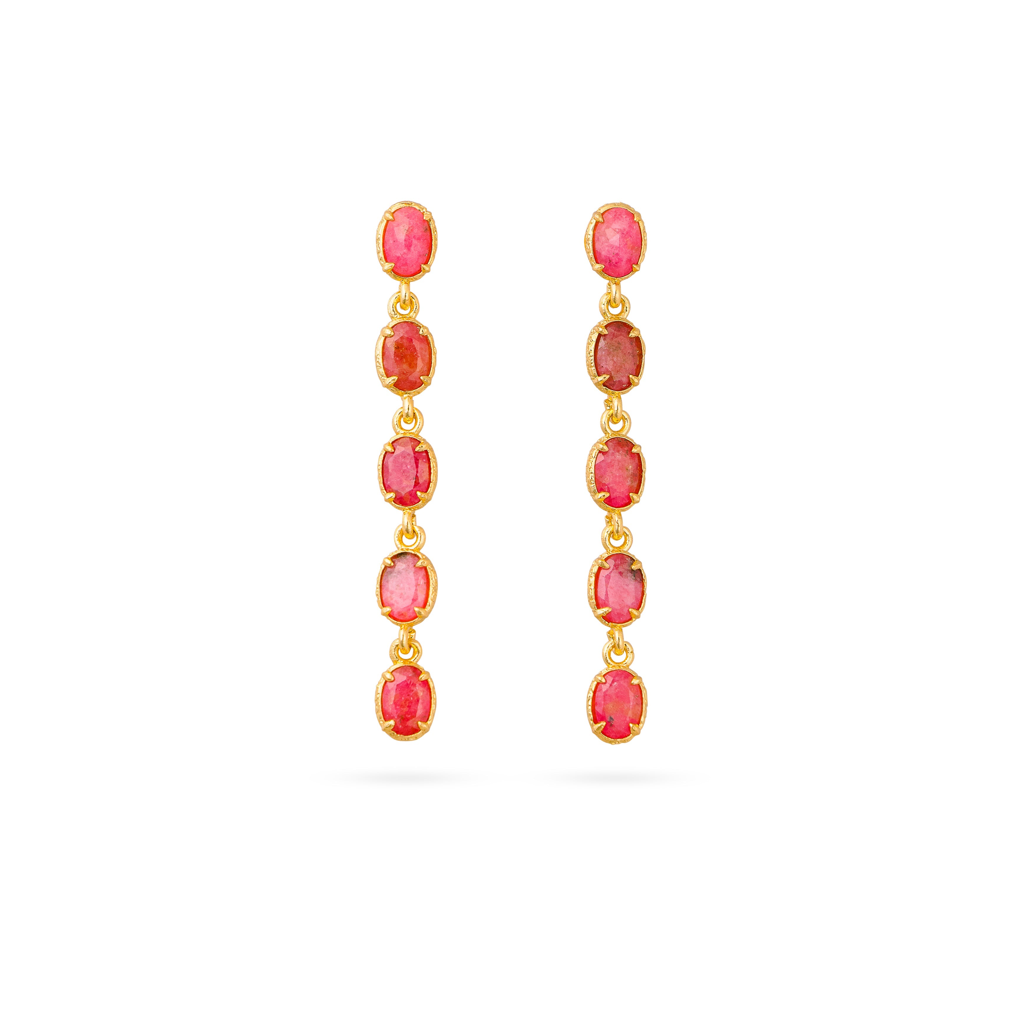 Boucles d'oreilles pendantes dorées Olha rose en rhodonite - Bijou photographié sur fond blanc