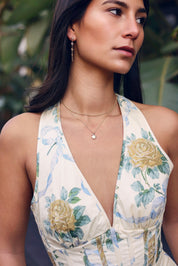 boucles d'oreilles pendantes dorées Rosie - Bijou porté