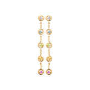 boucles d'oreilles pendantes dorées Rosie - Bijou photographié sur fond blanc