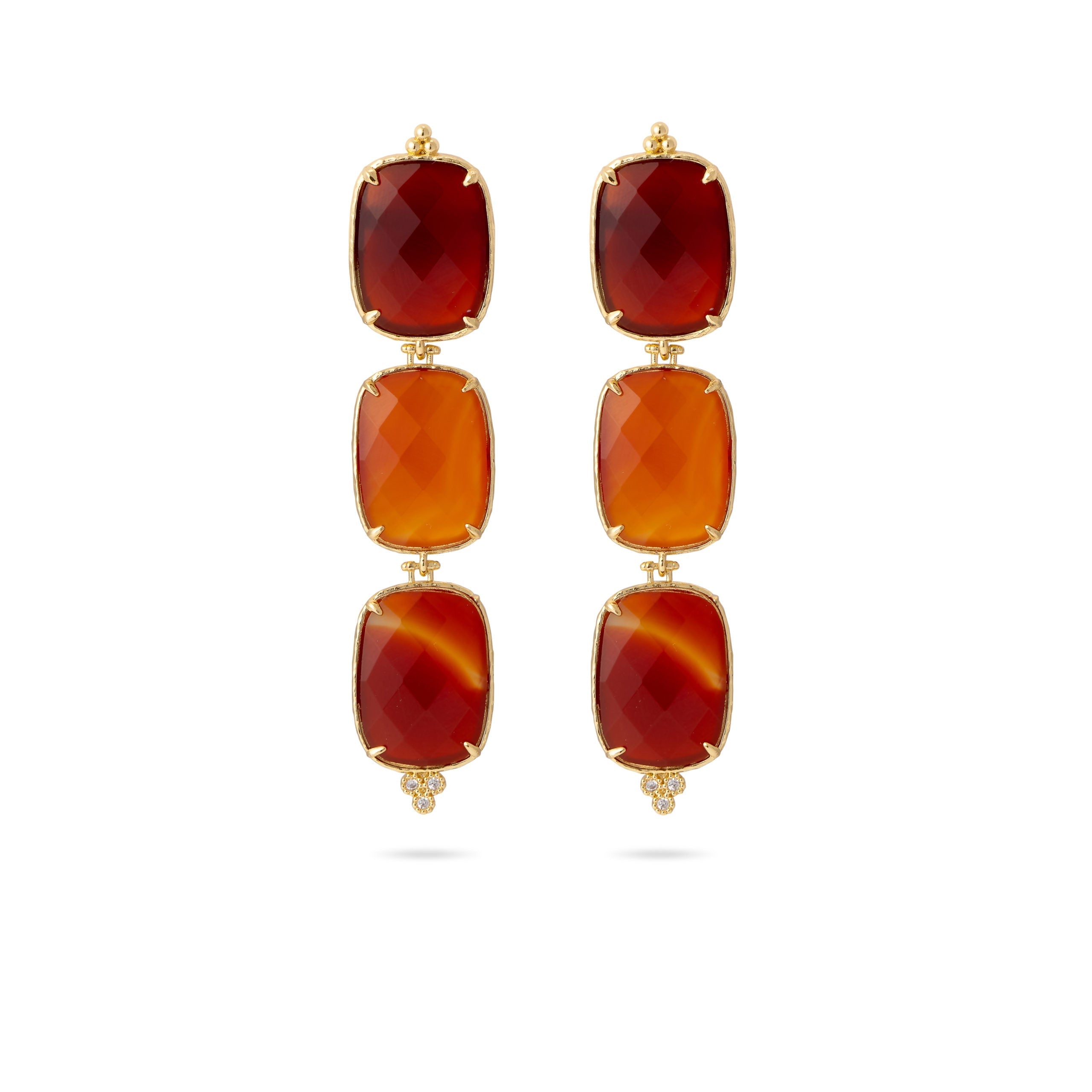 Boucles d'oreilles dorées Tamara en cornaline - Bijou photographié sur fond blanc