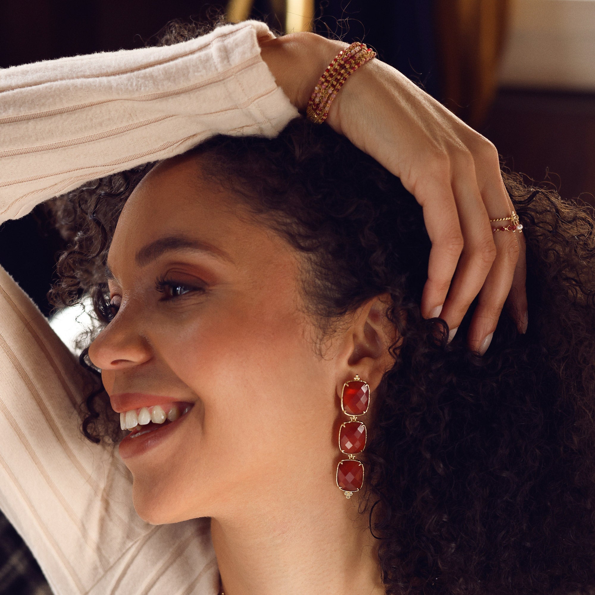 Boucles d'oreilles dorées Tamara en cornaline - Bijou porté