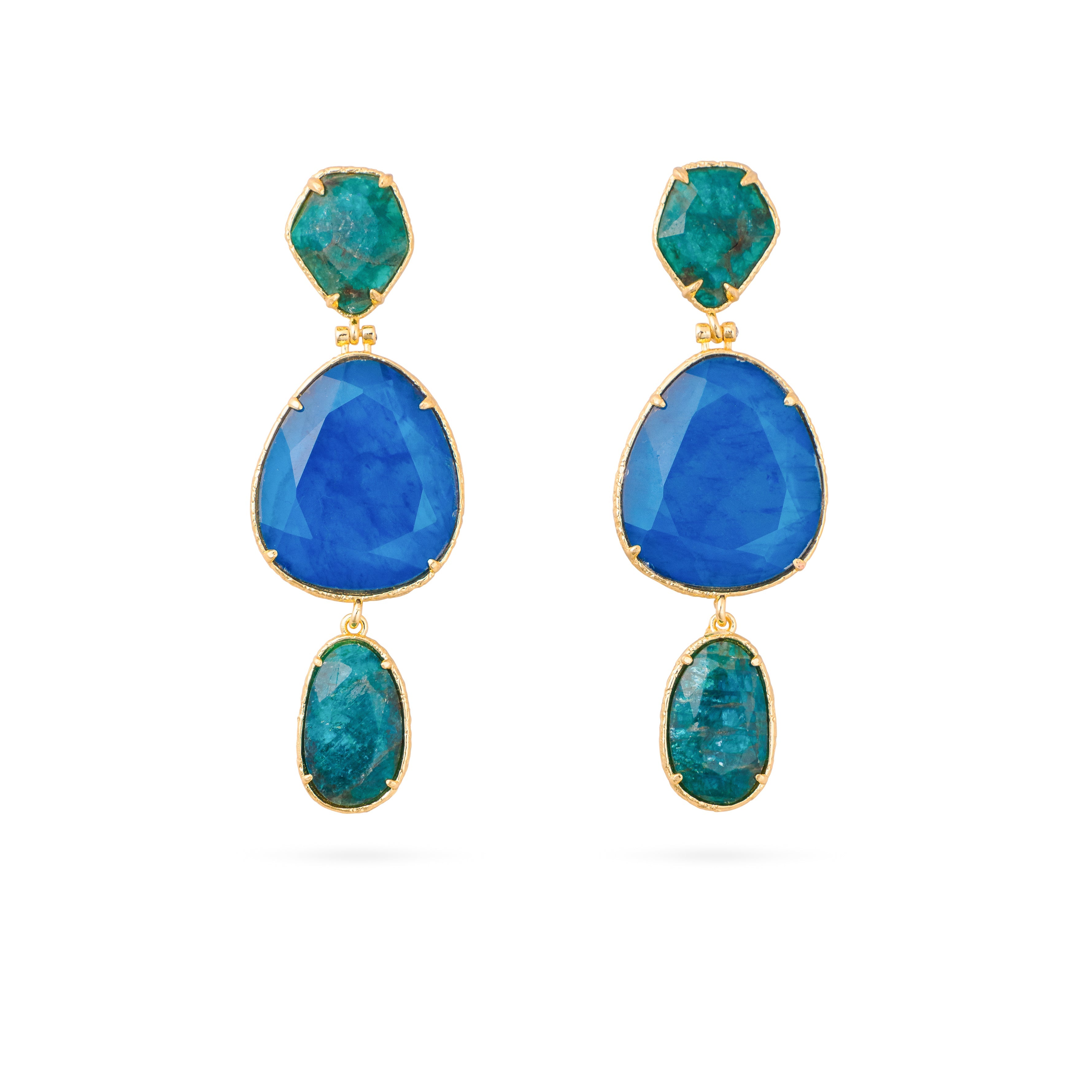 Boucles d'oreilles dorées pendantes Timy bleu - Bijou photographié sur fond blanc