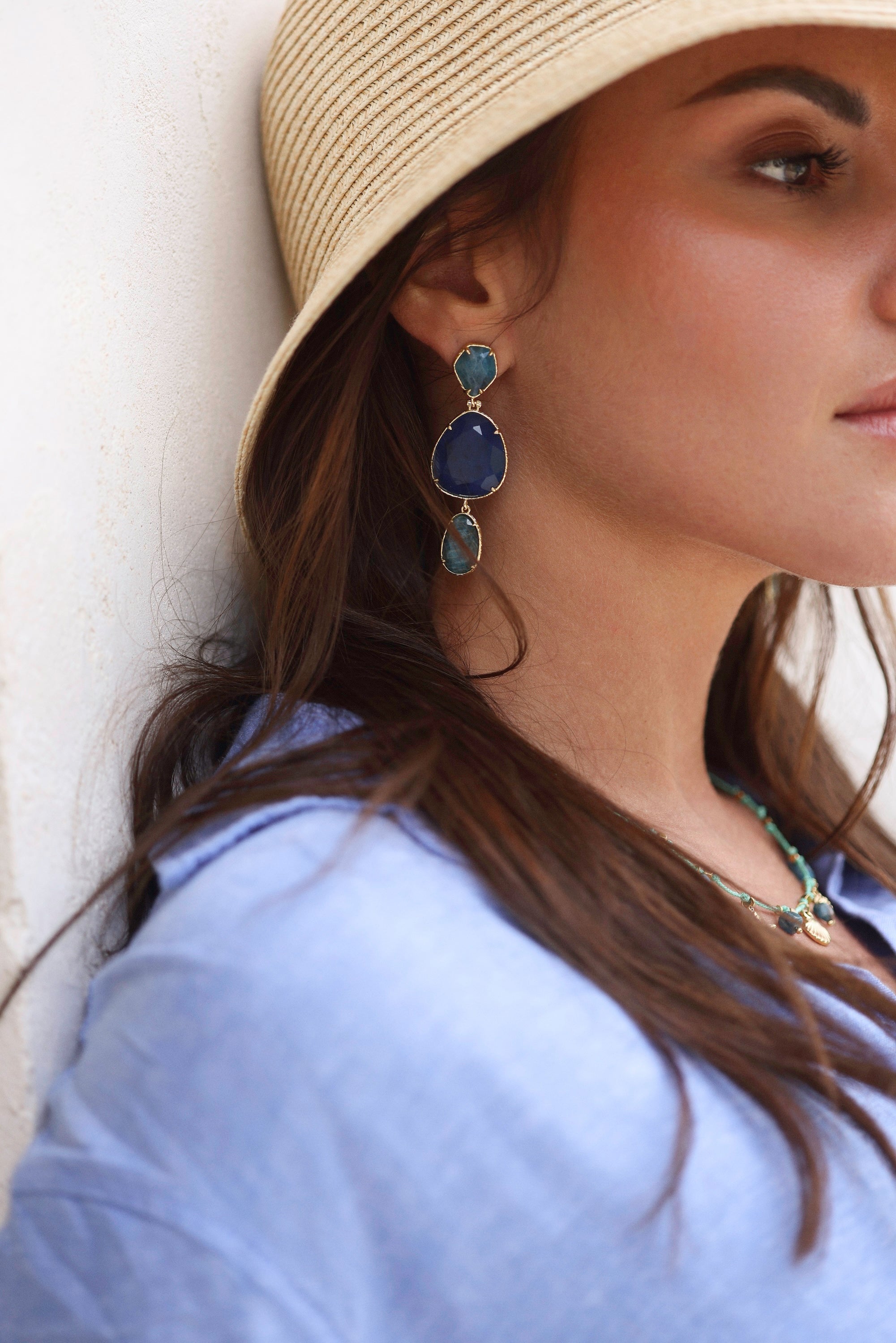 Boucles d'oreilles dorées pendantes Timy bleu - Bijou porté