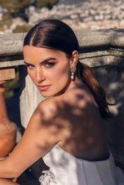 Boucles d'oreilles dorées Yanina fleur avec nacres pendantes - Bijou porté
