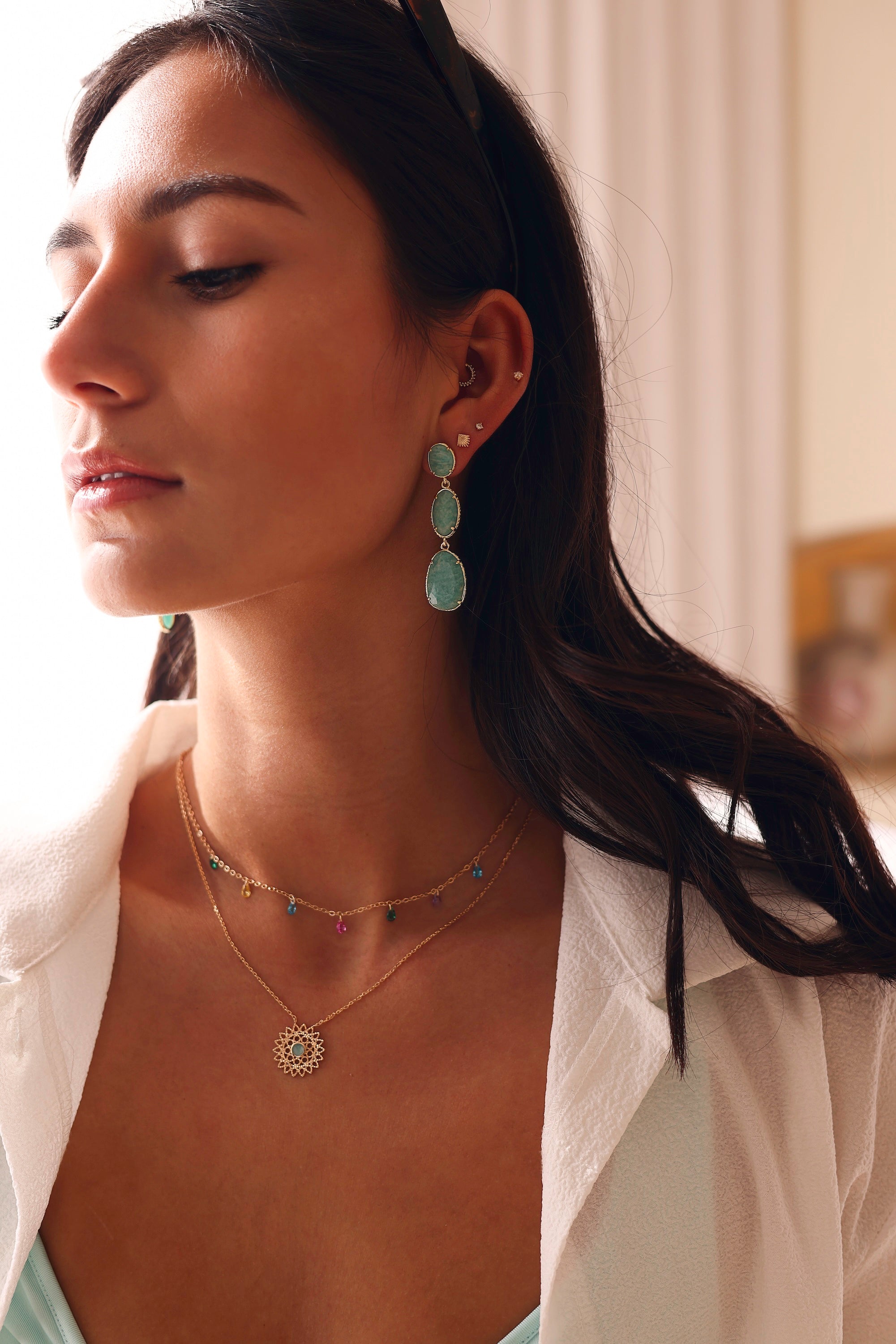 Boucles d'oreilles pendantes dorées Alissandra amazonite - Bijou porté