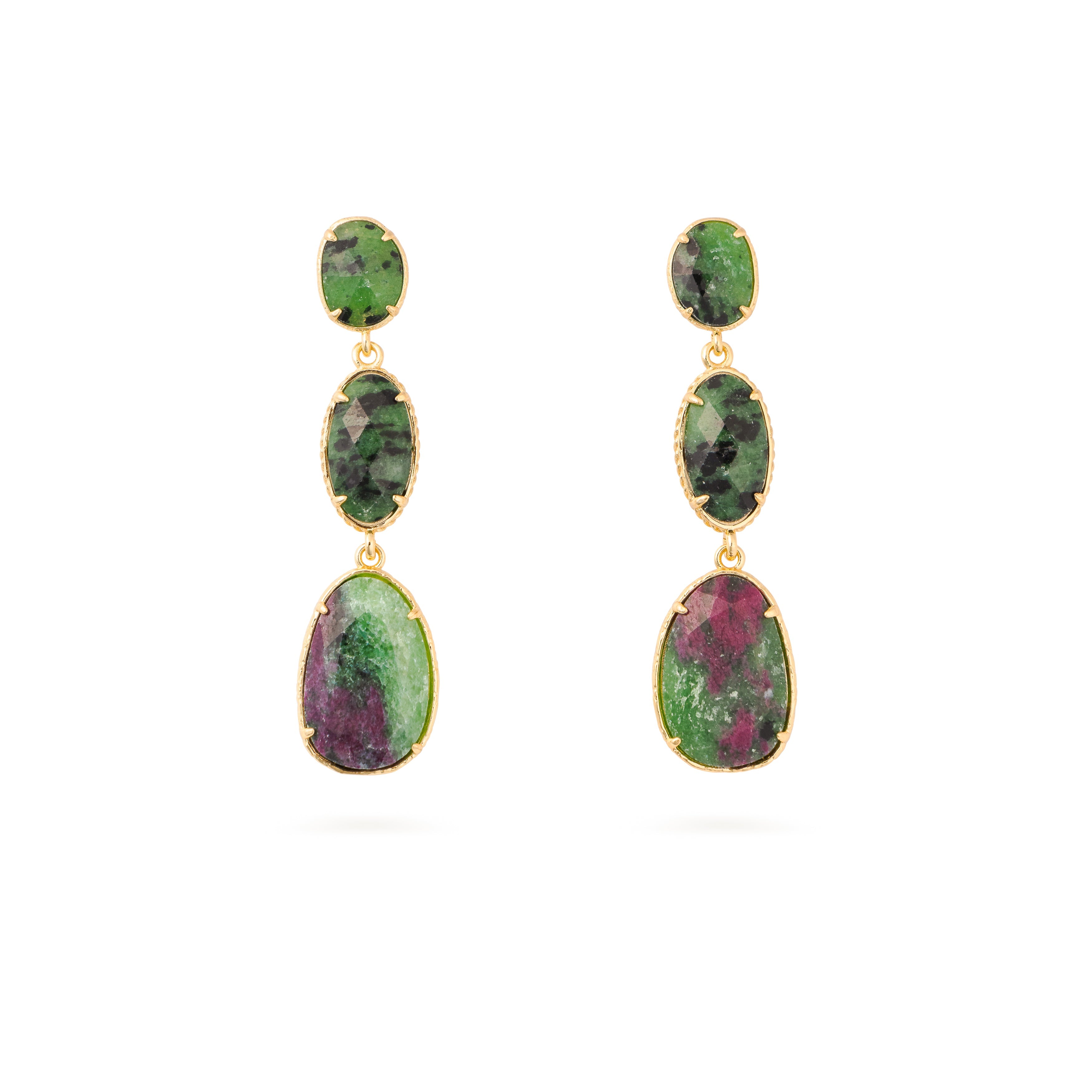 Boucles d'oreilles pendantes dorées Alissandra rubis zoïsite - Bijou photographié sur fond blanc