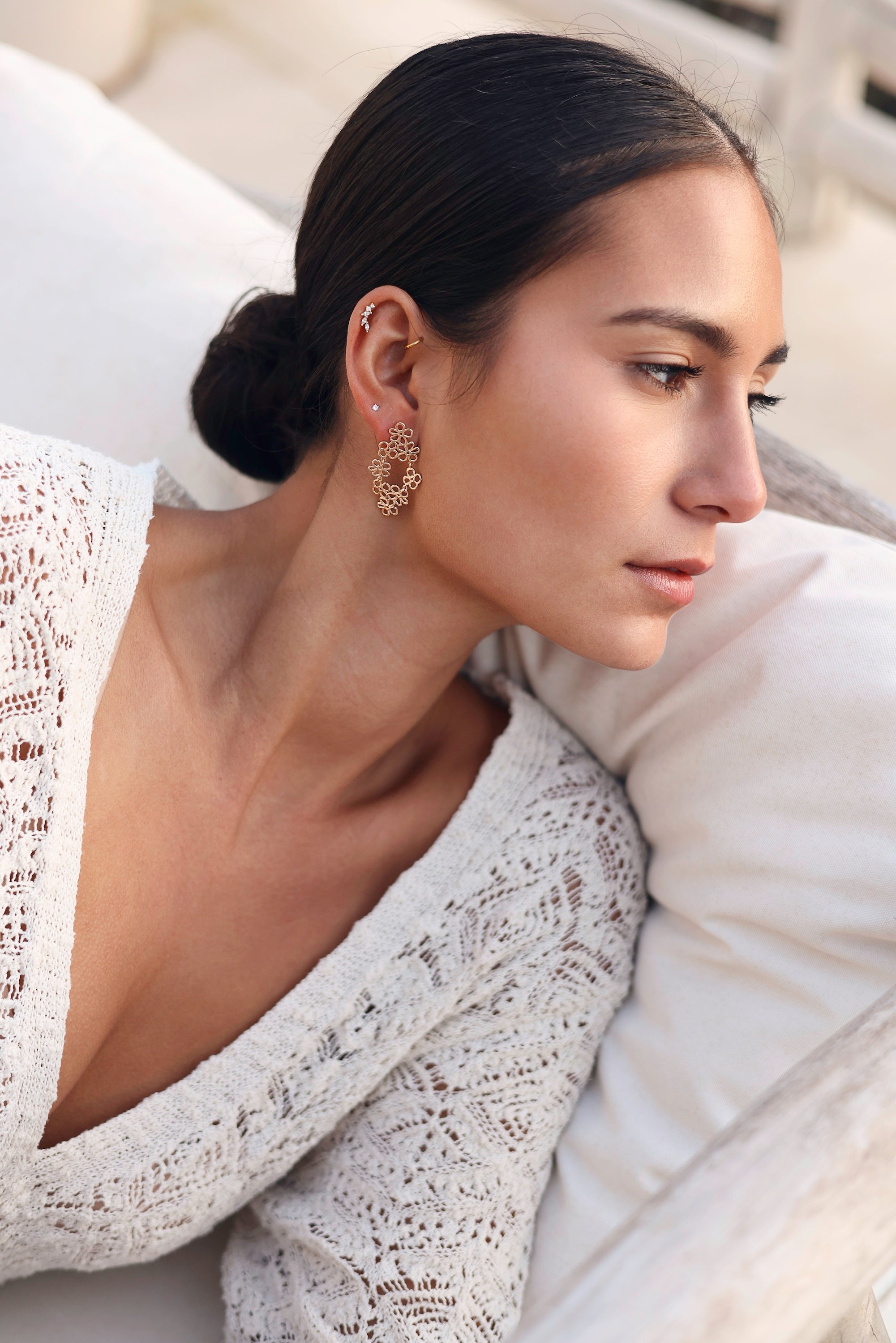 Boucles d'oreilles pendantes dorées Bimi fleurs - Bijou porté