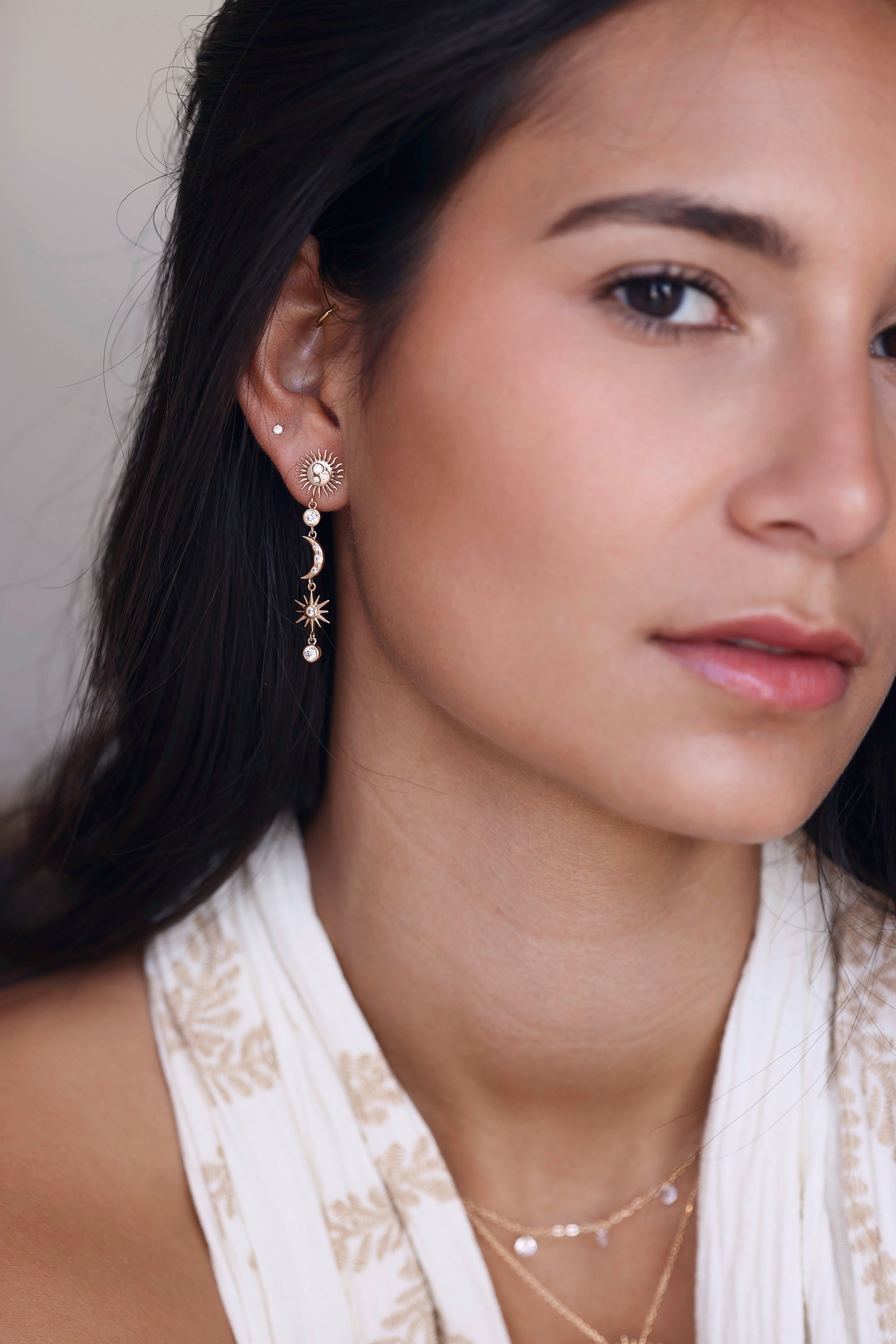 Boucles d'oreilles dorées pendantes Célesta lune, soleil et zircons - Bijou porté