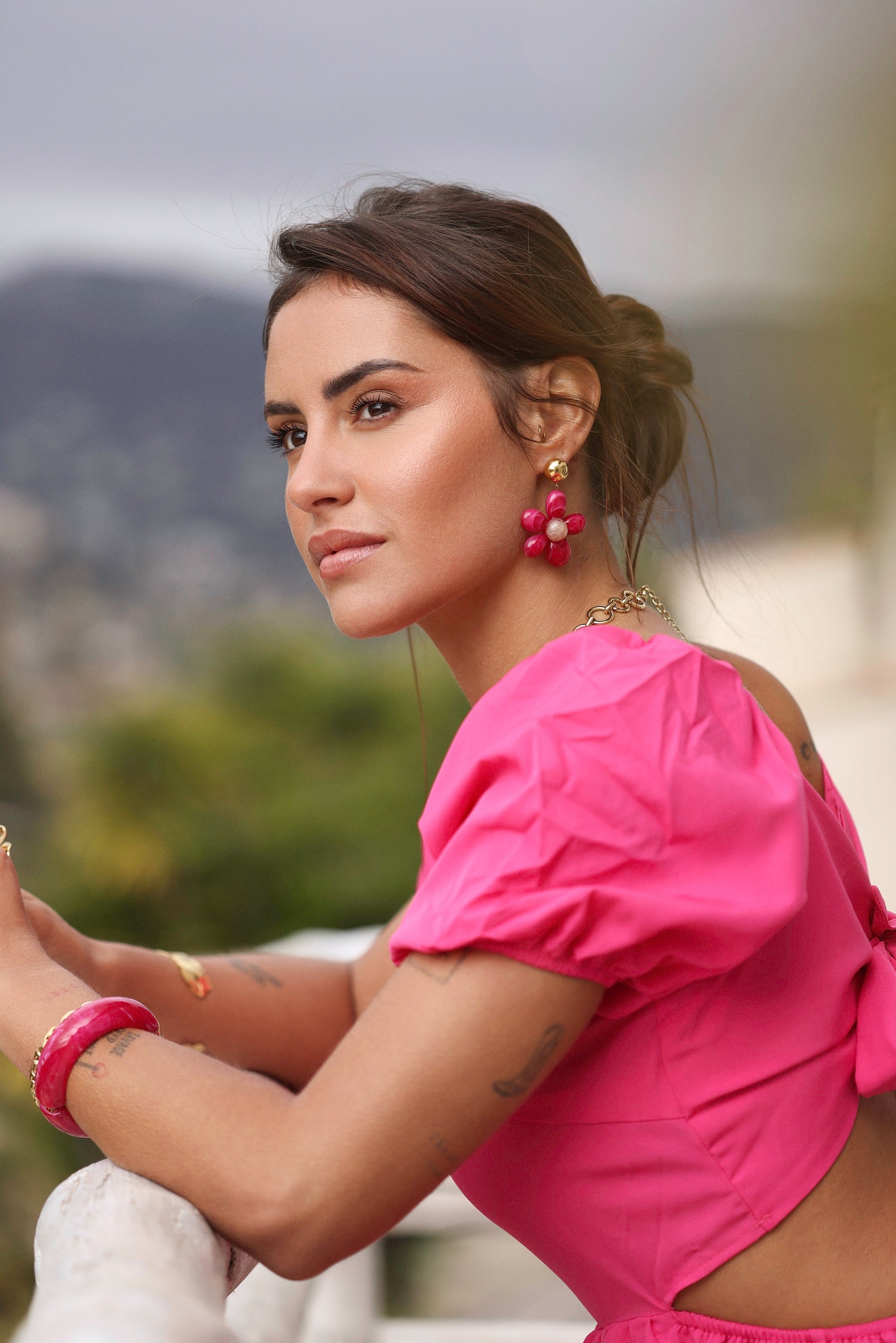 boucles d'oreilles pendantes dorées Marty fuchsia - Bijou porté