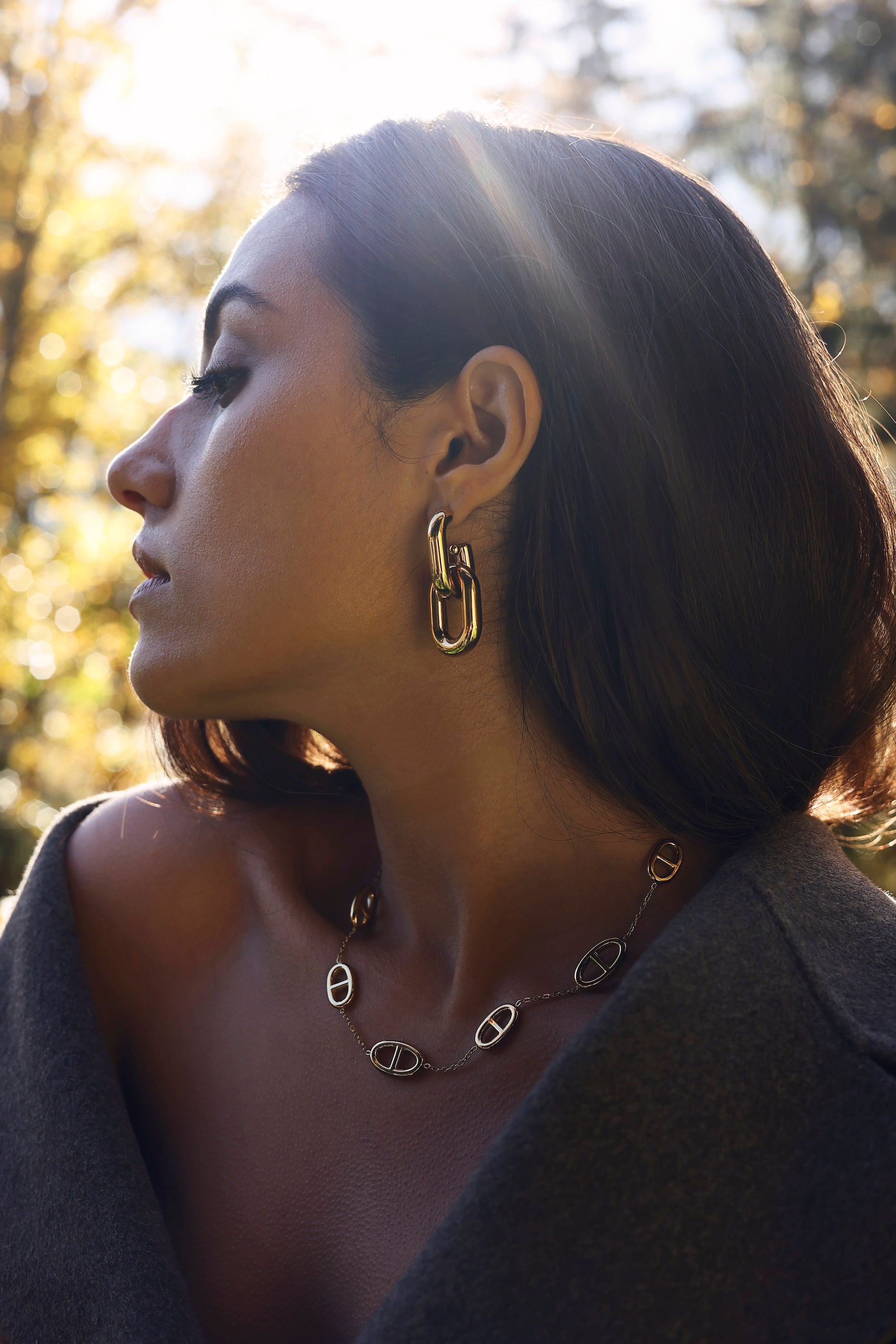 Boucles d'oreilles pendantes dorées Camia - Bijou porté