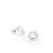 Boucles d'oreilles puces Adi en argent soleil ajouré - Bijou sur fond blanc