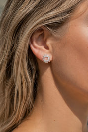 Boucles d'oreilles puces Adi en argent soleil ajouré - Bijou porté