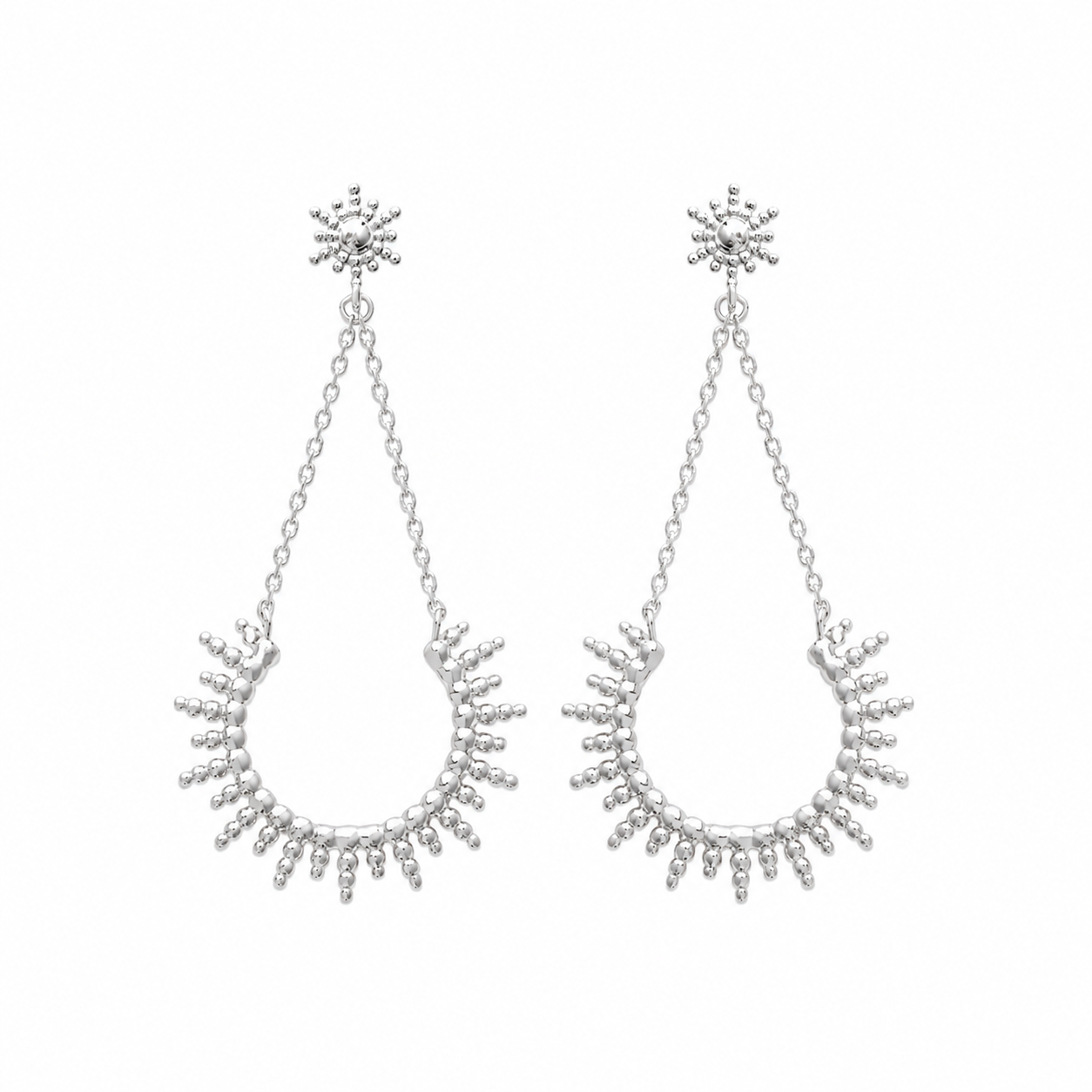 Boucles d'oreilles Anouka pendantes en argent soleil - Bijou sur fond blanc