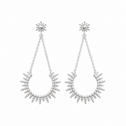 Boucles d'oreilles Anouka pendantes en argent soleil - Bijou sur fond blanc