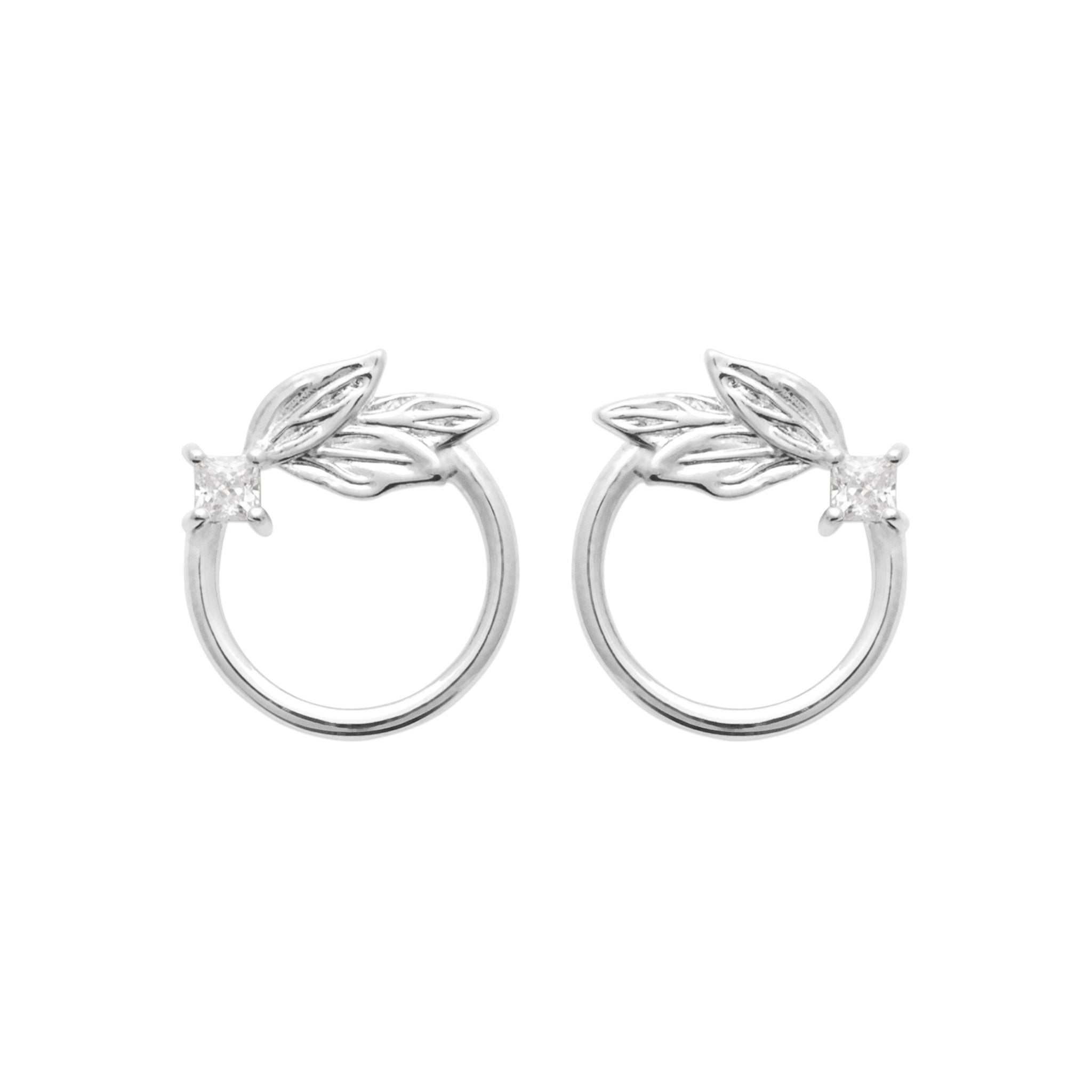 Boucles puces en argent Jang anneau orné d'une feuille et d'un zircon - Bijou sur fond blanc