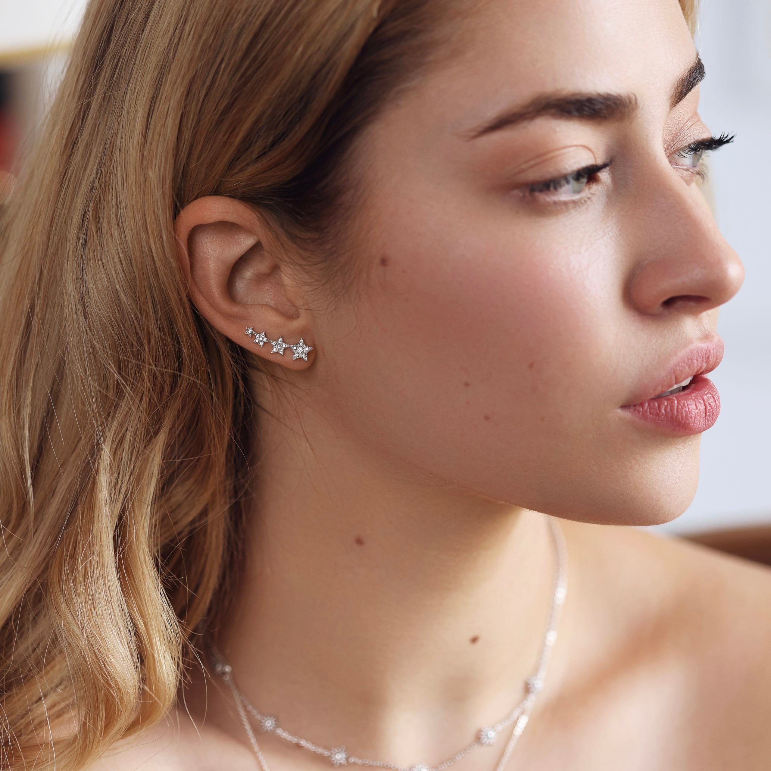 Boucles d'oreilles barrettes Lumi en argent étoiles avec zircons - Bijou porté
