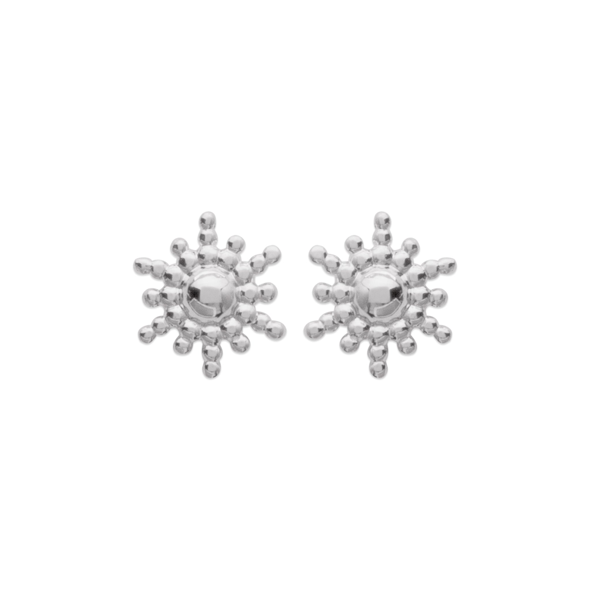 Boucles d'oreilles en argent mini puces Adi soleils - Bijou sur fond blanc