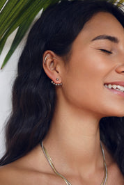 Boucles d'oreilles ear jacket Lysa argentées perlées - Bijou porté
