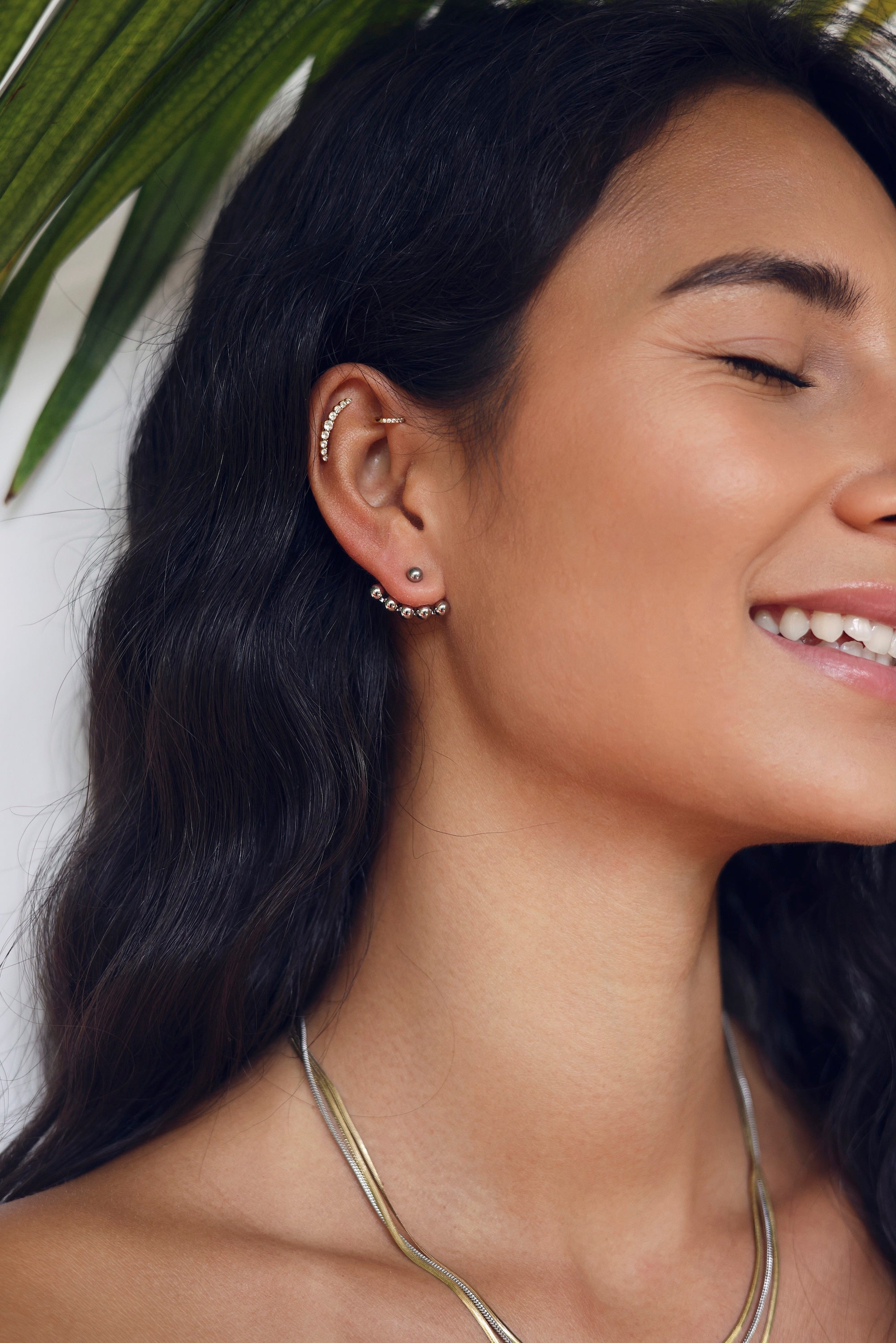 Boucles d'oreilles ear jacket Lysa argentées perlées - Bijou porté