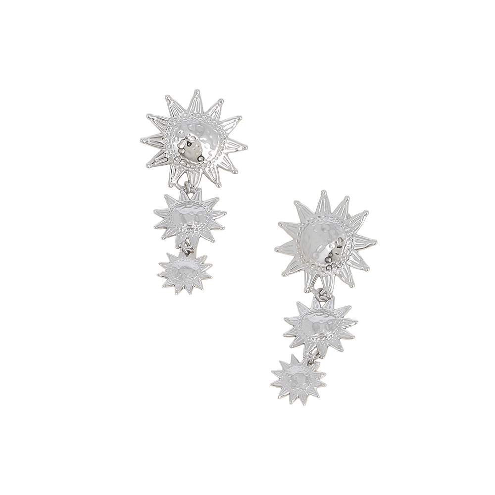 Boucles d'oreilles pendantes argentées Michaela soleils - Bijou sur fond blanc