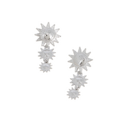 Boucles d'oreilles pendantes argentées Michaela soleils - Bijou sur fond blanc
