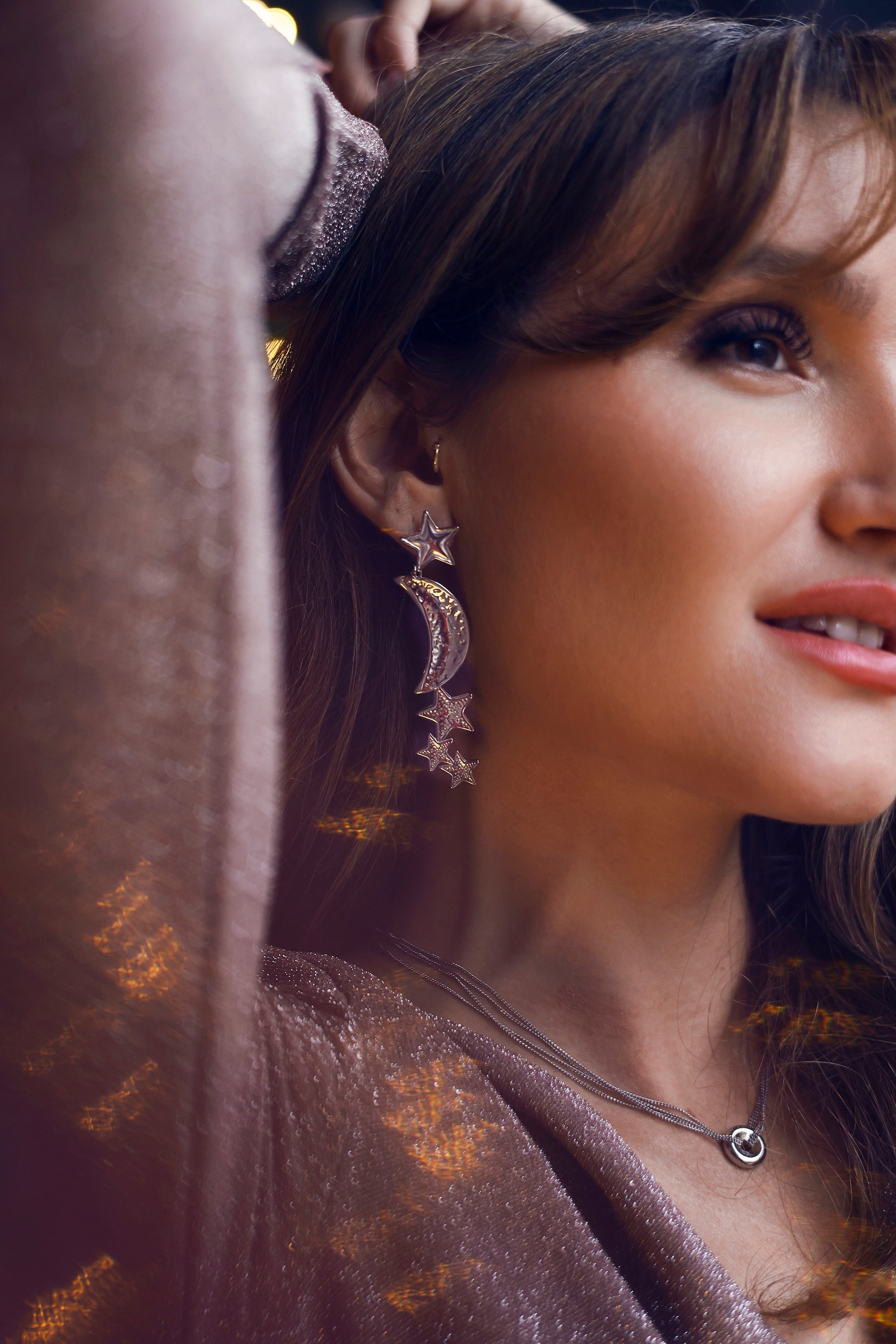 Boucles d'oreilles pendantes argentées Nocta motifs lunes et étoiles - Bijou porté