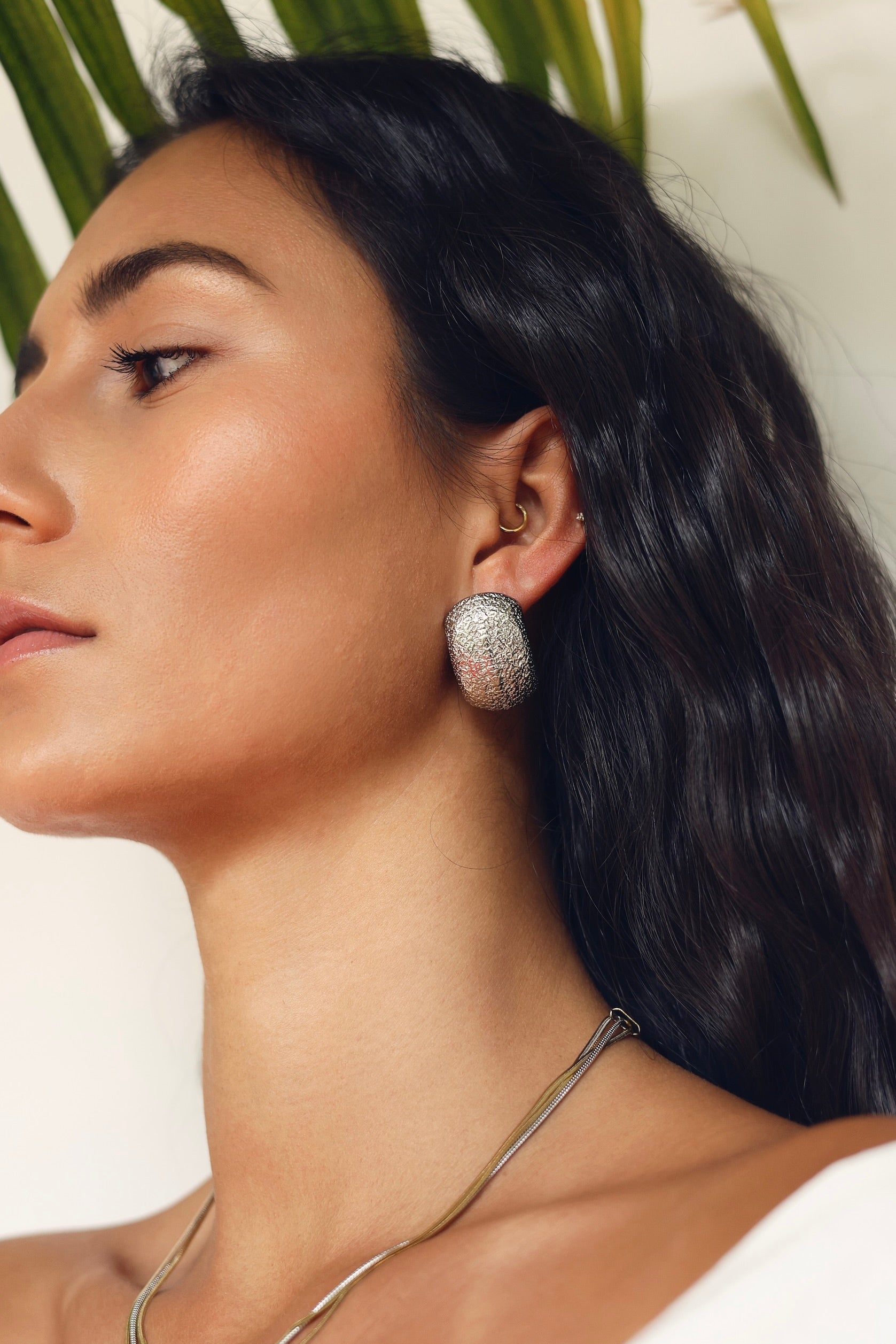 Boucles d'oreilles clous Noria argentées martelées - Bijou porté