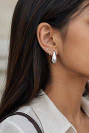 Boucles d'oreilles argentées en forme de goutte Yoko L- Bijou porté