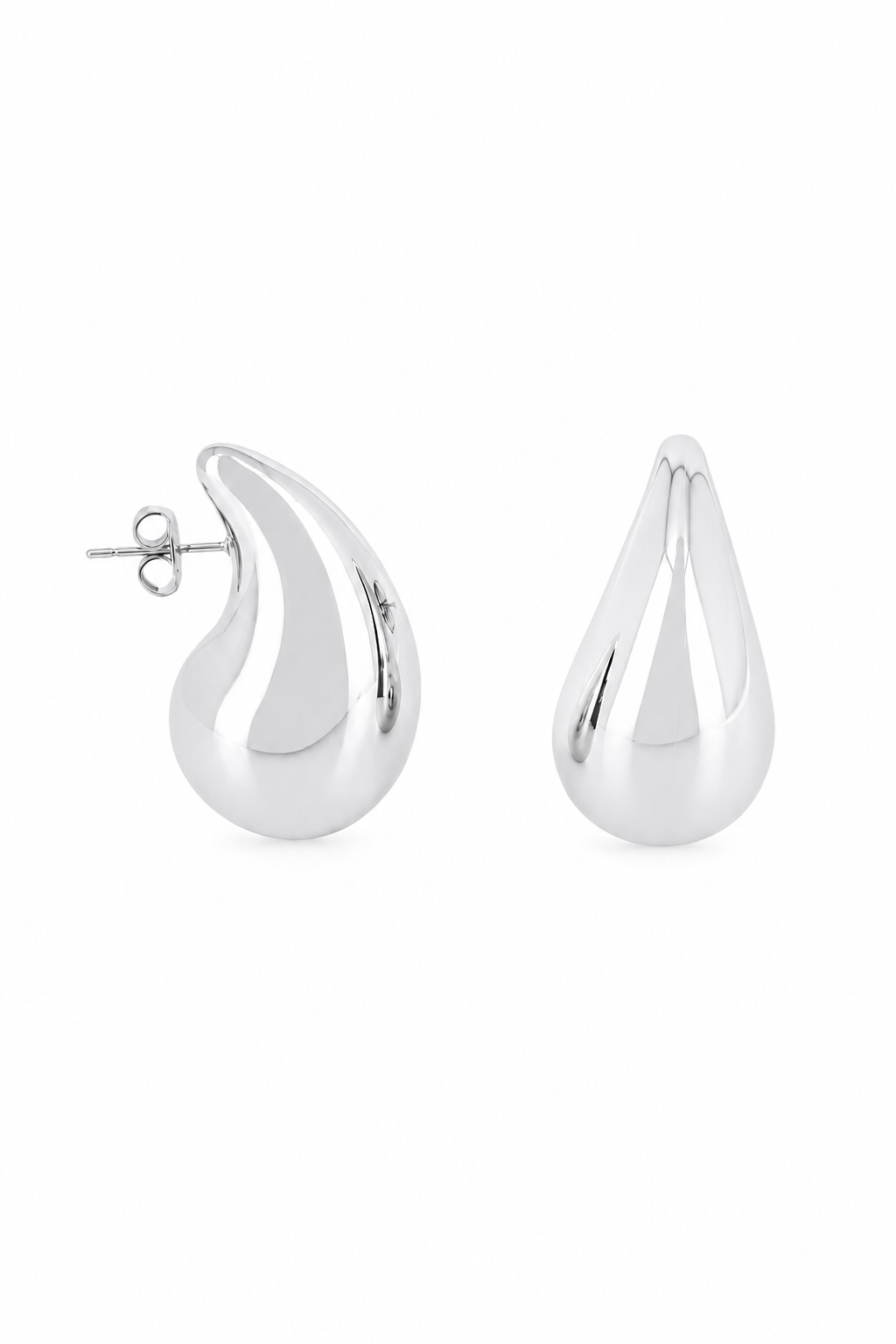 Boucles d'oreilles argentées en forme de goutte Yoko L- Bijou sur fond blanc