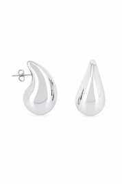 Boucles d'oreilles argentées en forme de goutte Yoko L- Bijou sur fond blanc