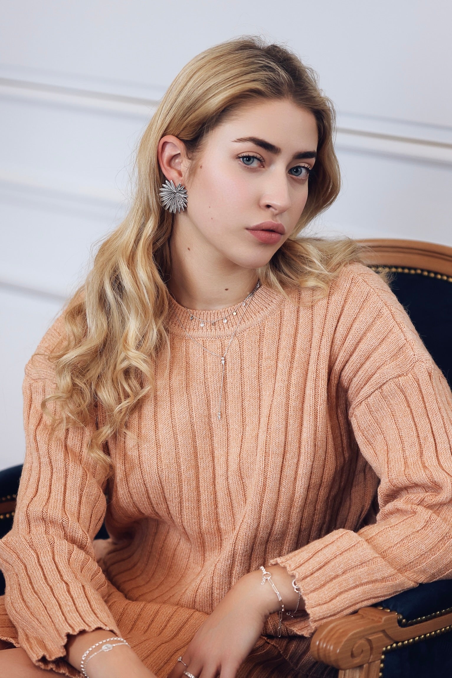 Boucles d’oreilles argentées Marylou motif feuilles texturées - Bijou porté