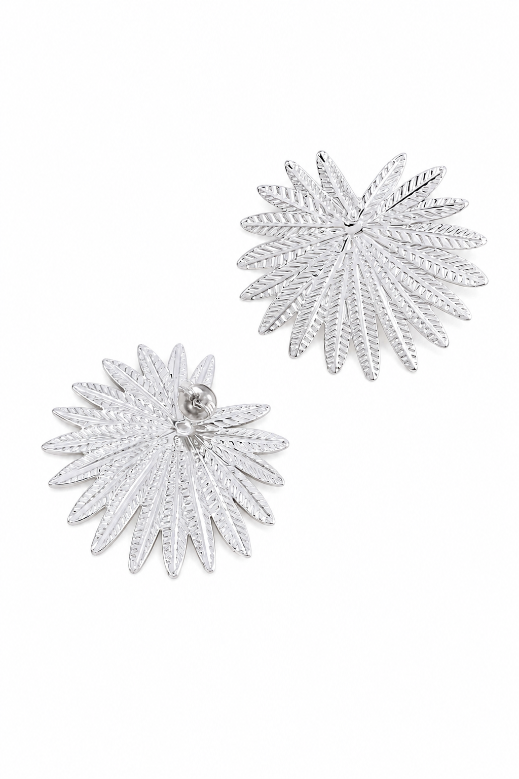 Boucles d’oreilles argentées Marylou motif feuilles texturées - Bijou sur fond blanc