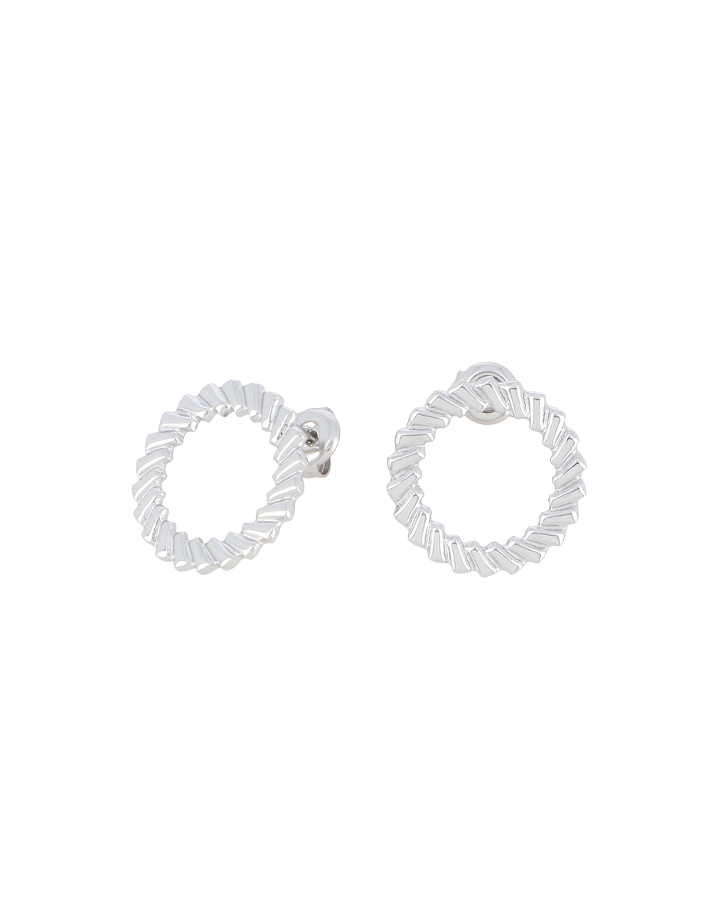 Boucles d'oreilles puces Ondea argentées en forme de cercle ajouré et strié - Bijou sur fond blanc